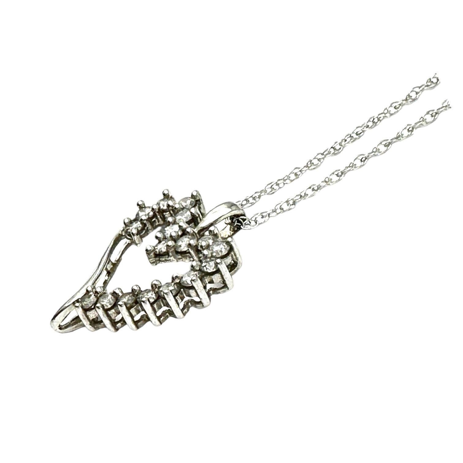 Questo splendido pendente con diamante a cuore aperto è realizzato in oro bianco 10K. Il peso totale dei diamanti è di 0,50 carati, il che lo rende una scelta perfetta per le occasioni speciali. Questo splendido ciondolo sarà sicuramente ammirato e