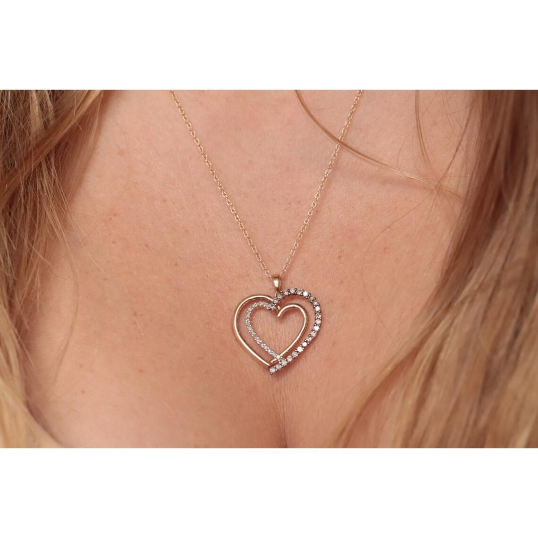 Pendentif en forme de cœur avec double cœur ouvert de 14 carats et pavé de 0,80 carat. Pour femmes en vente