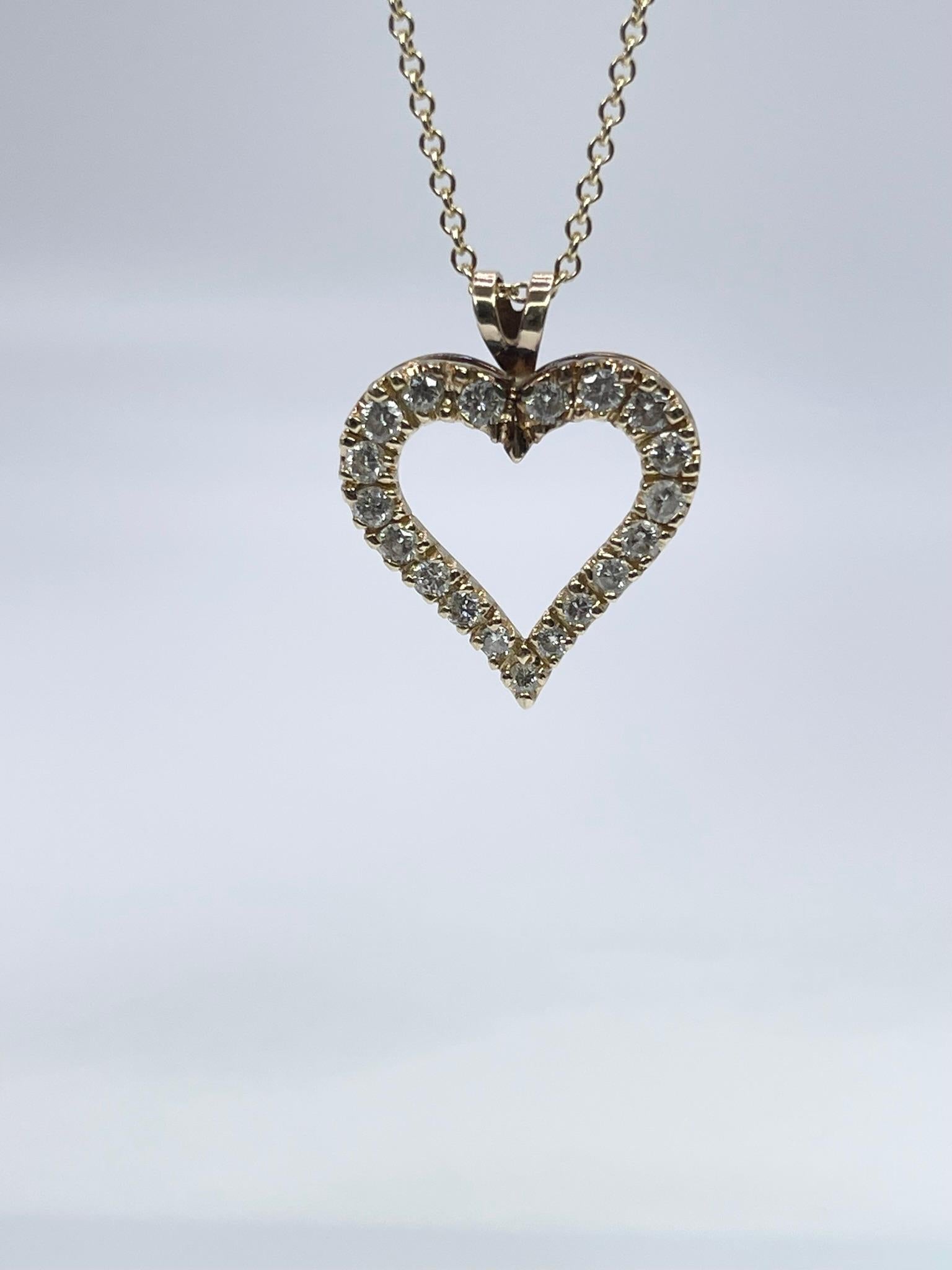 Grand collier pendentif en forme de cœur réalisé avec des diamants naturels en or 14KT.

POIDS EN GRAMME : 3.10gr
OR : or blanc 14KT
TAILLE : 0.84