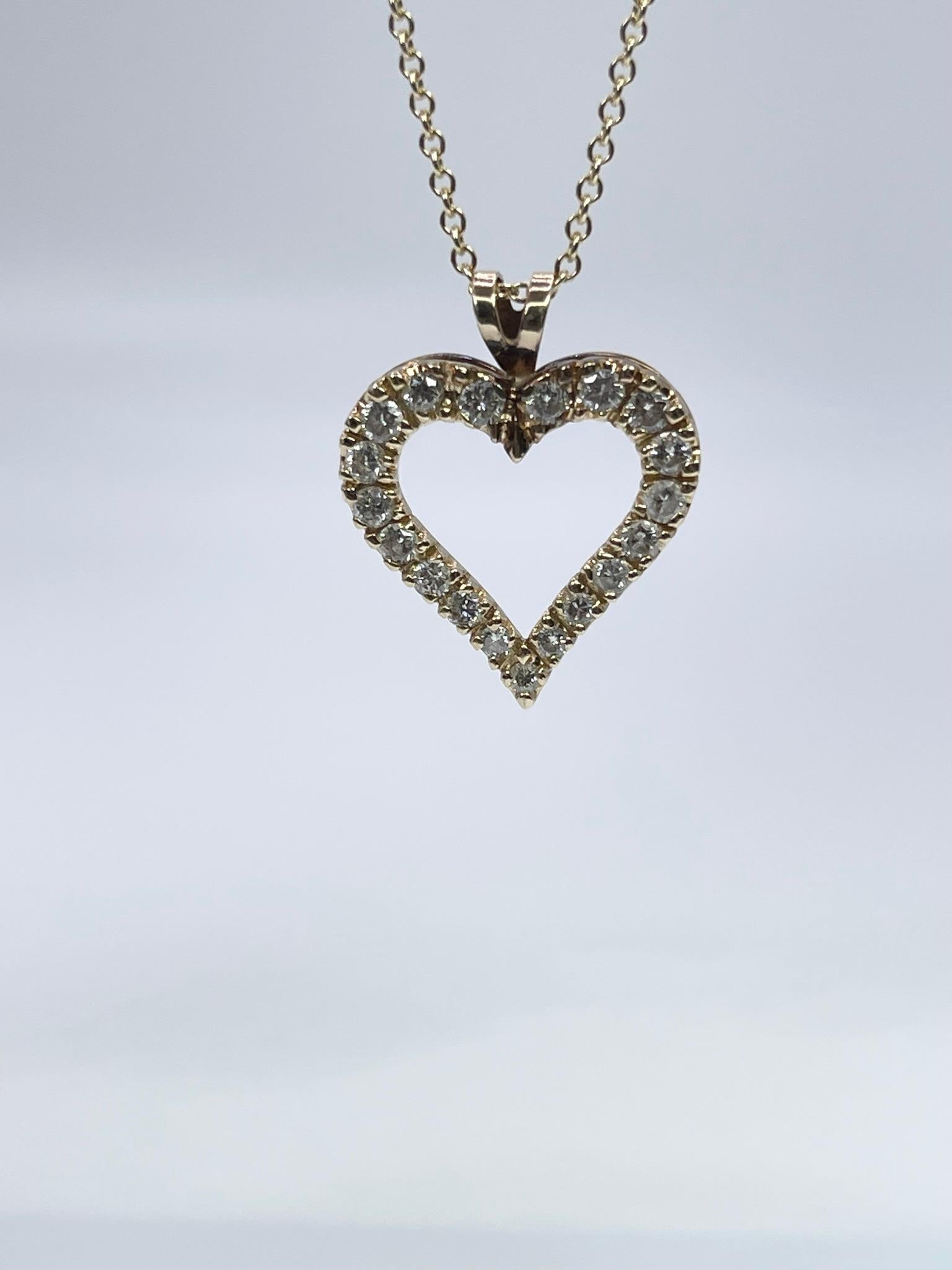 Large heart pendant necklace made with natural diamonds in 14KT gold.

GRAM WEIGHT: 3.10gr
GOLD: 14KT white gold
SIZE: 0.84