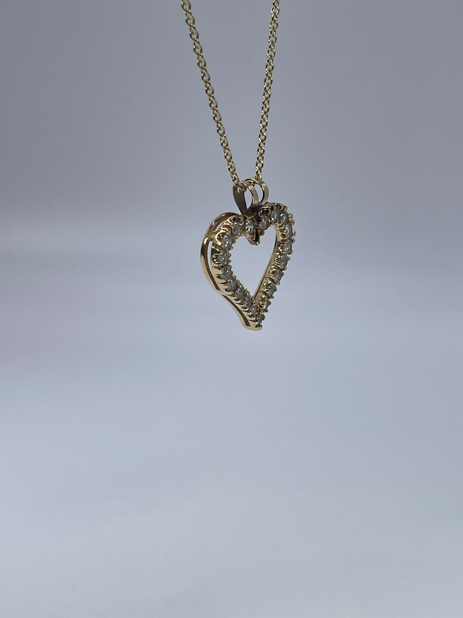 Moderne Collier pendentif en forme de cœur en or 14 carats et diamants 0,50 carat, cadeau de Noël en vente