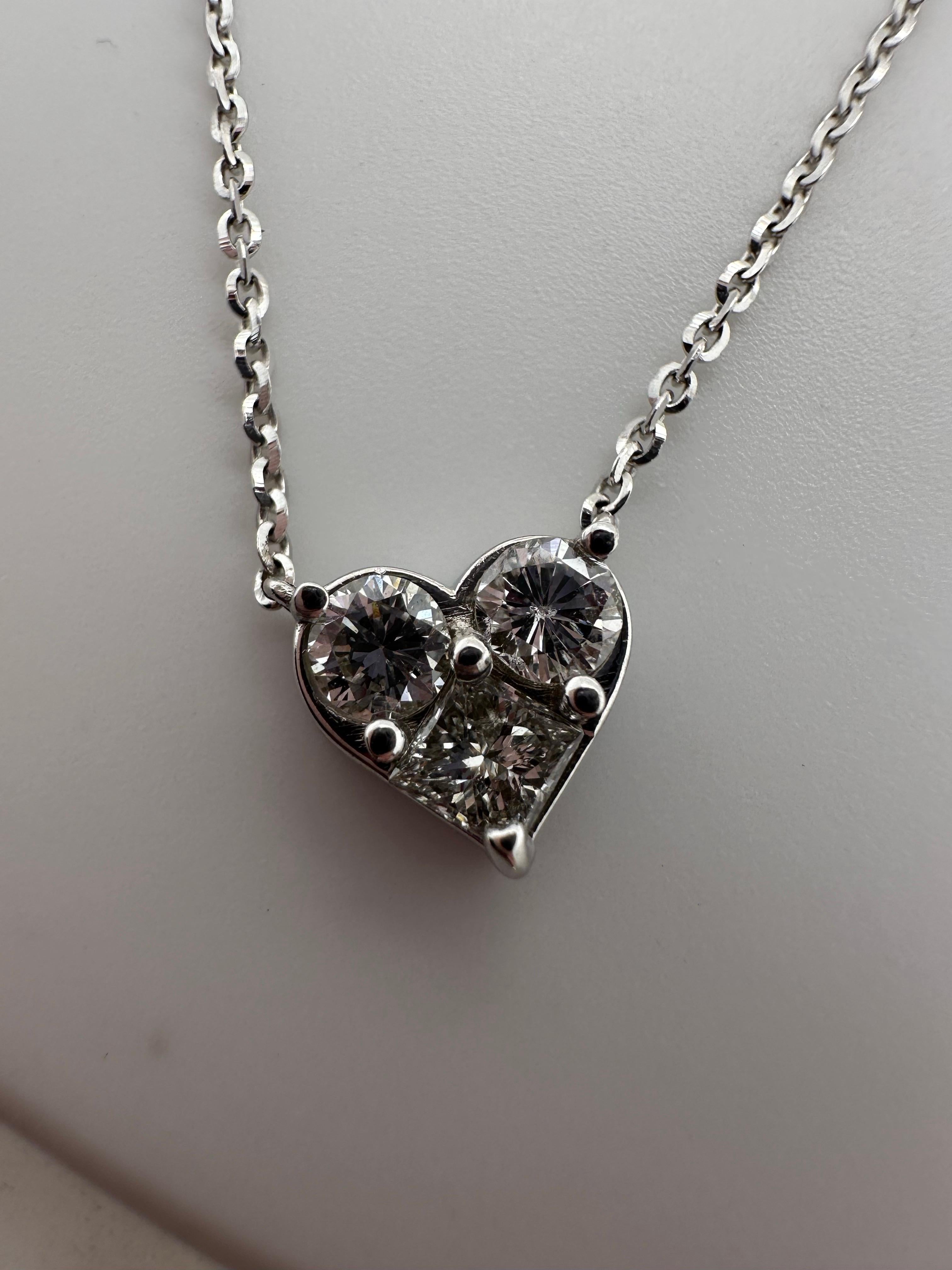 Collier pendentif totalisant 0,55 carats de diamants naturels en or 18KT. Les diamants sont de pureté SI et de couleur G-H. Chaîne de 16