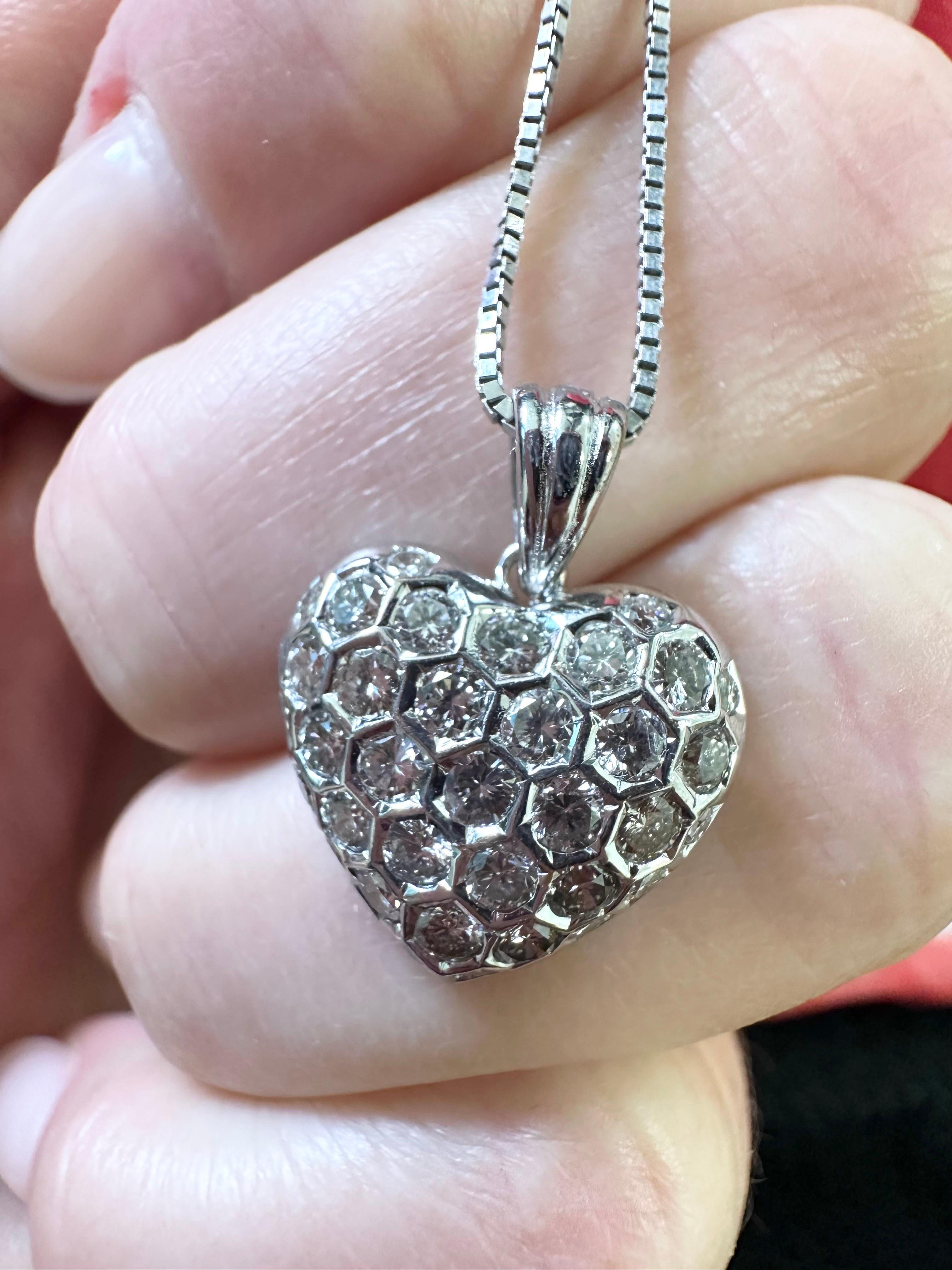 Collier pendentif cœur en or 18 carats cadeau de Valentines Mothers day en vente 2