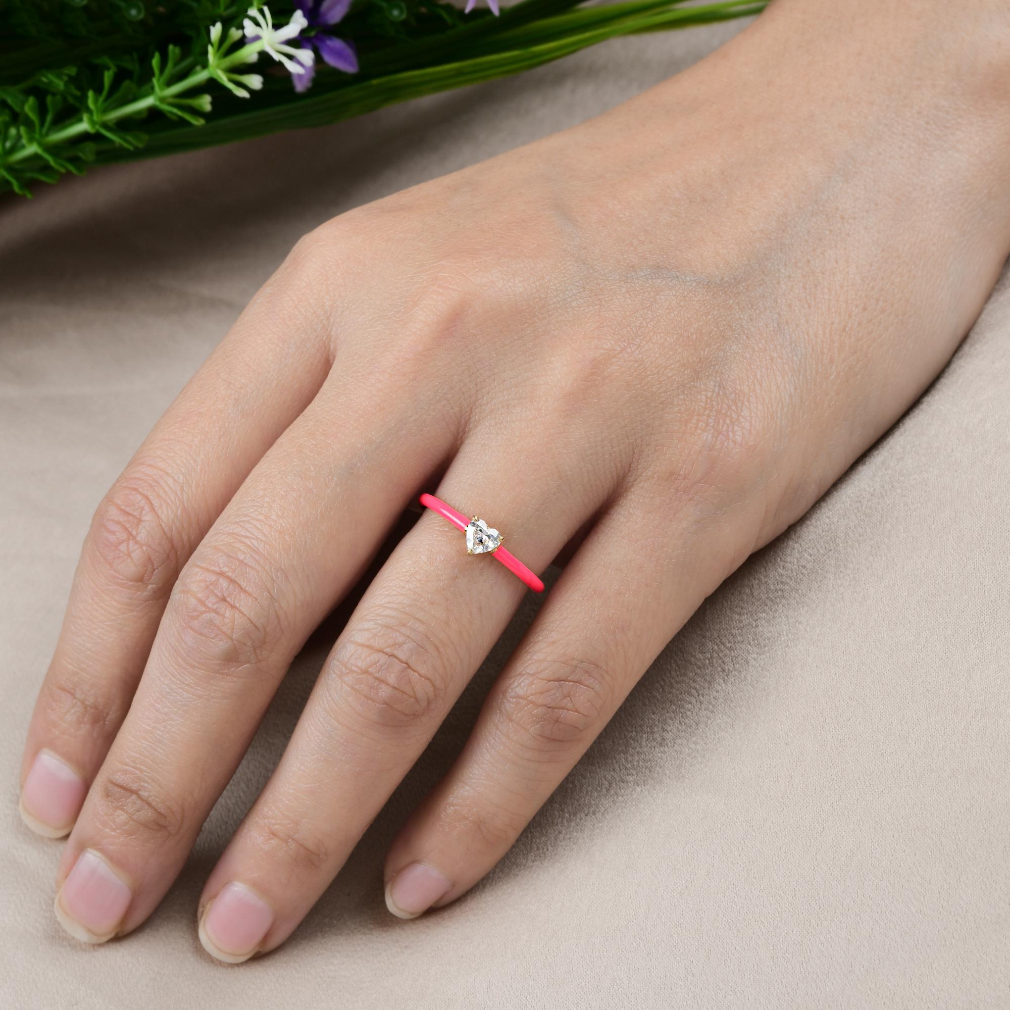 En vente :  Bague solitaire en or jaune 14 carats avec diamant en forme de coeur et émail rose 2
