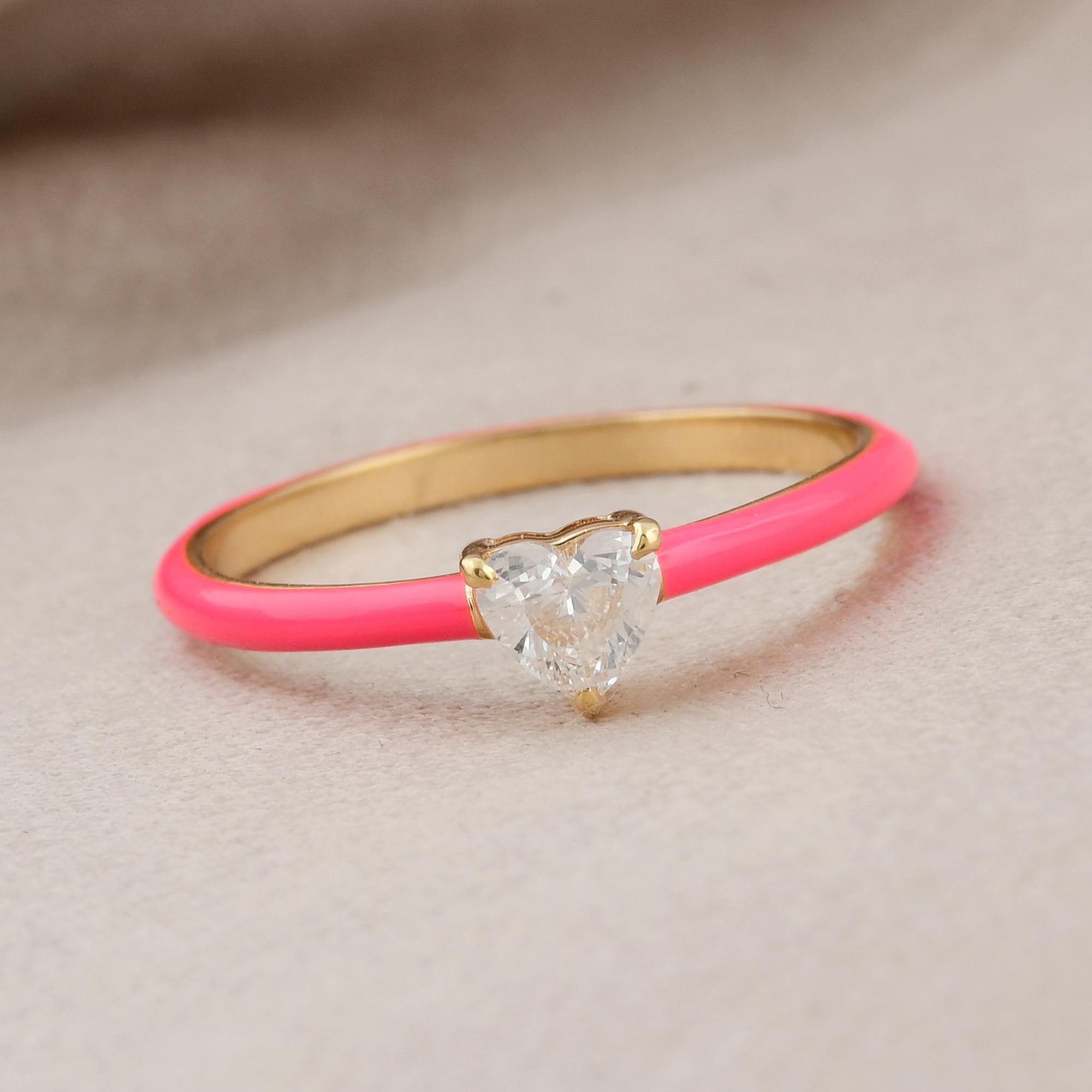 En vente :  Bague solitaire en or jaune 14 carats avec diamant en forme de coeur et émail rose 3