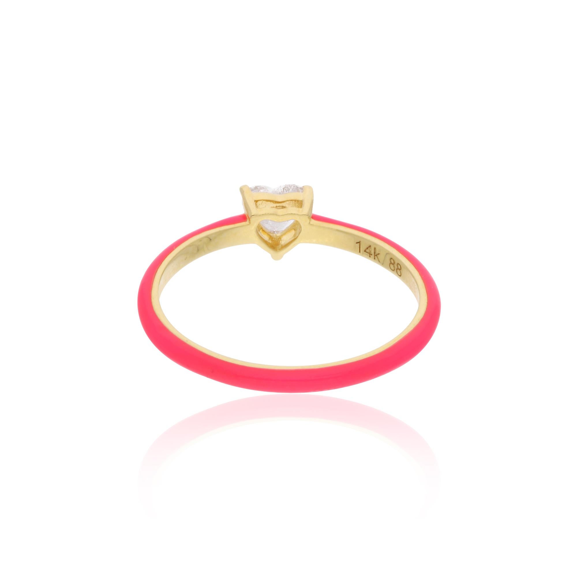 En vente :  Bague solitaire en or jaune 14 carats avec diamant en forme de coeur et émail rose 4