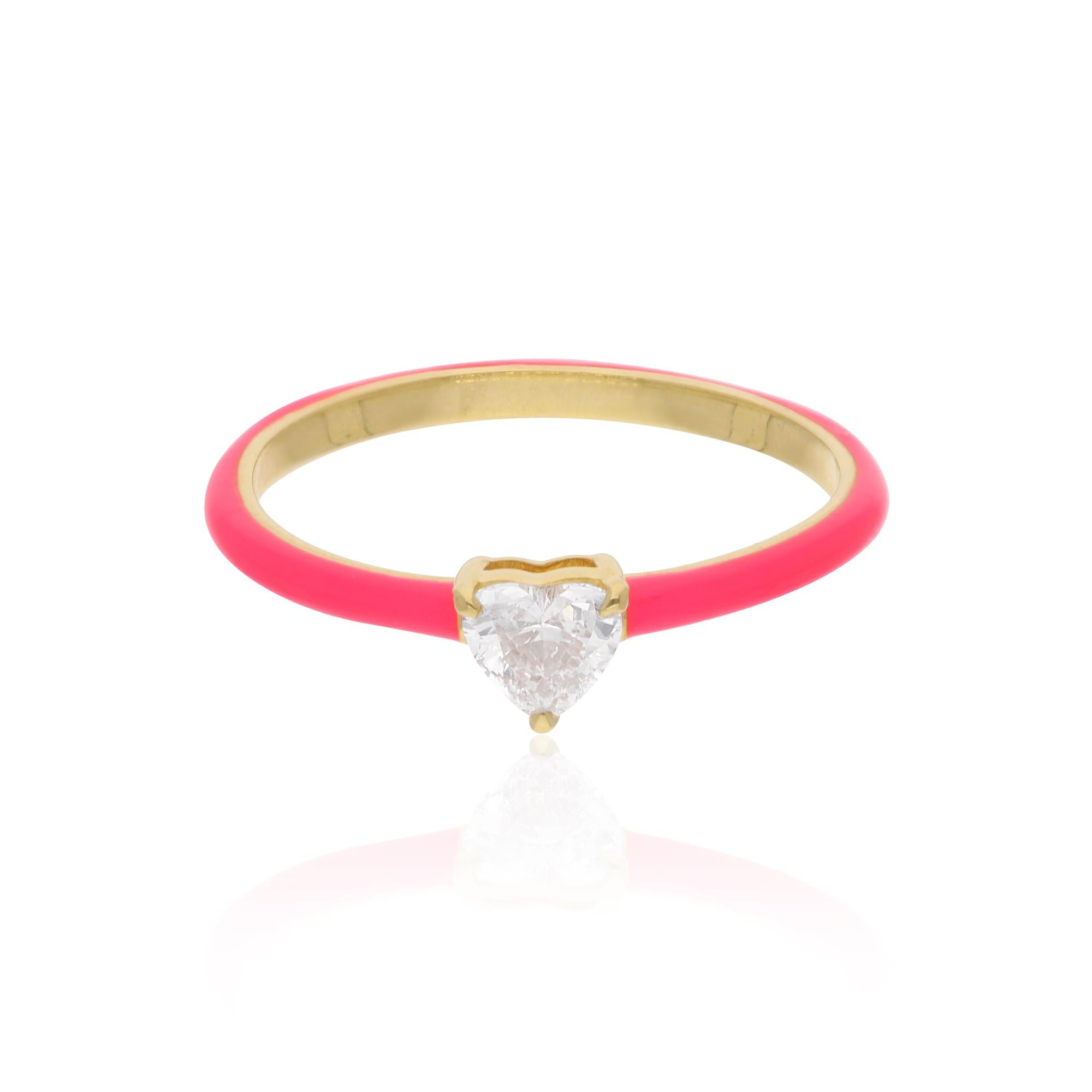En vente :  Bague solitaire en or jaune 14 carats avec diamant en forme de coeur et émail rose 6