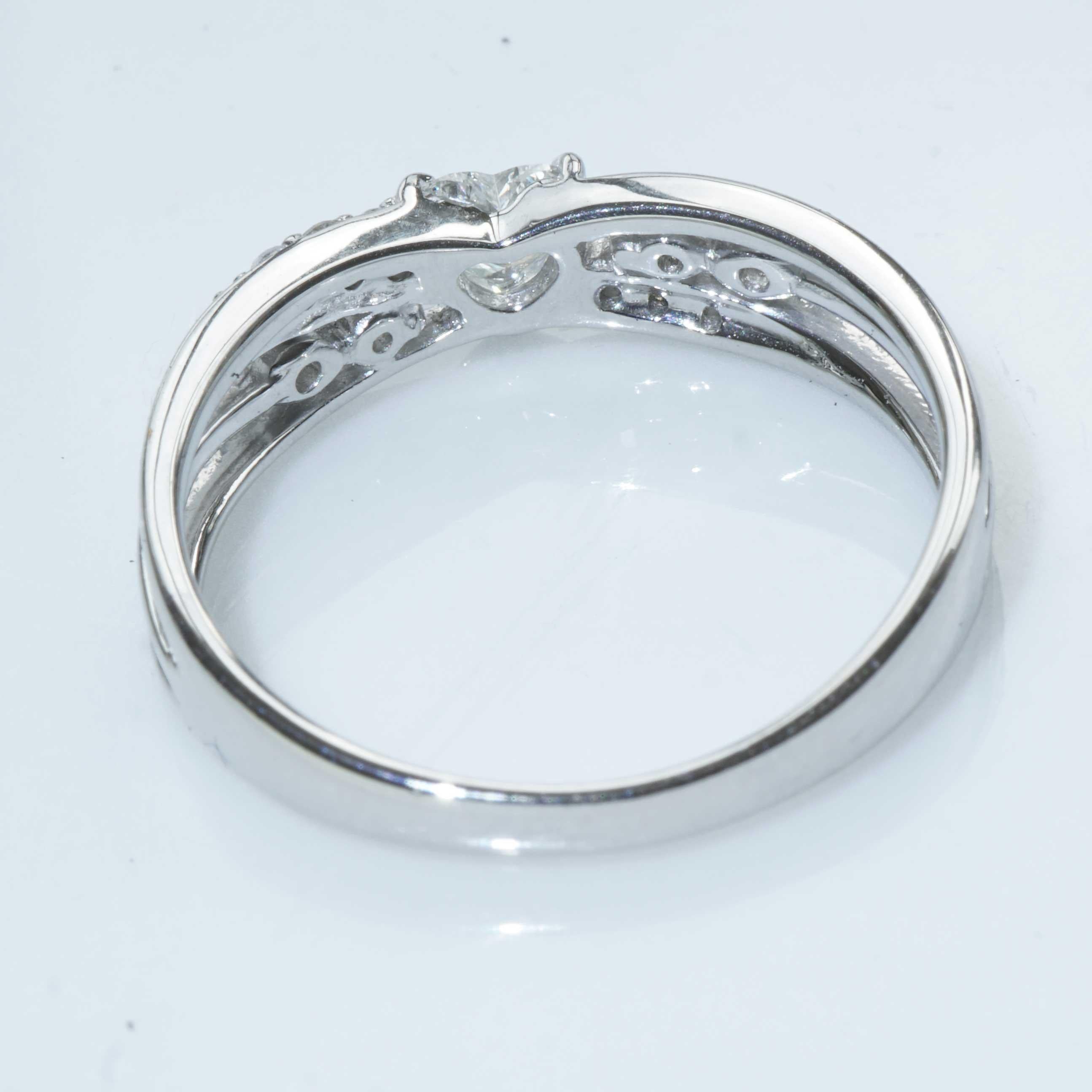 Heart Diamond Platinum Ring TW VVS beautiful solid Design 19x8x3 mm 0.37 ct For Sale 4