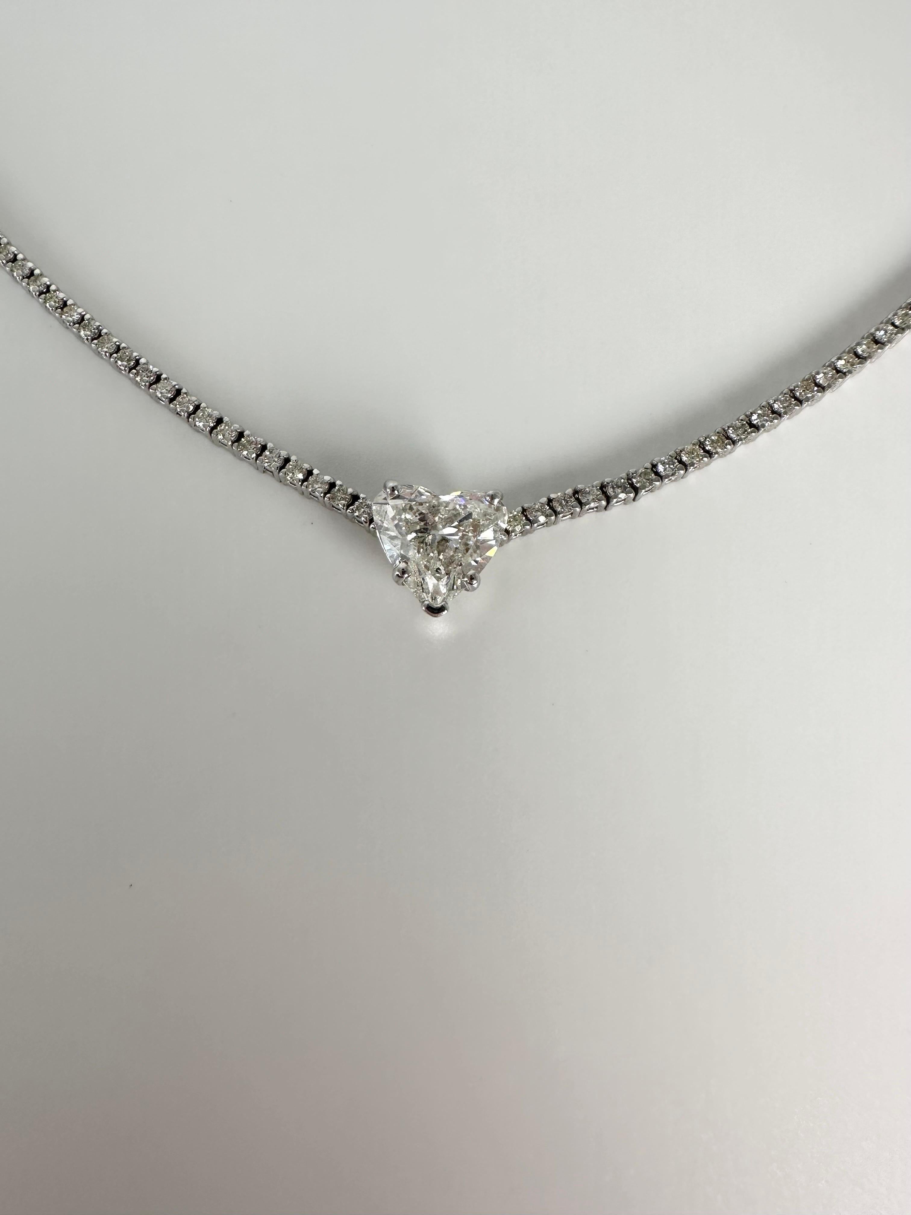 Taille cœur Collier tennis en or blanc 18 carats avec diamants en forme de cœur en vente