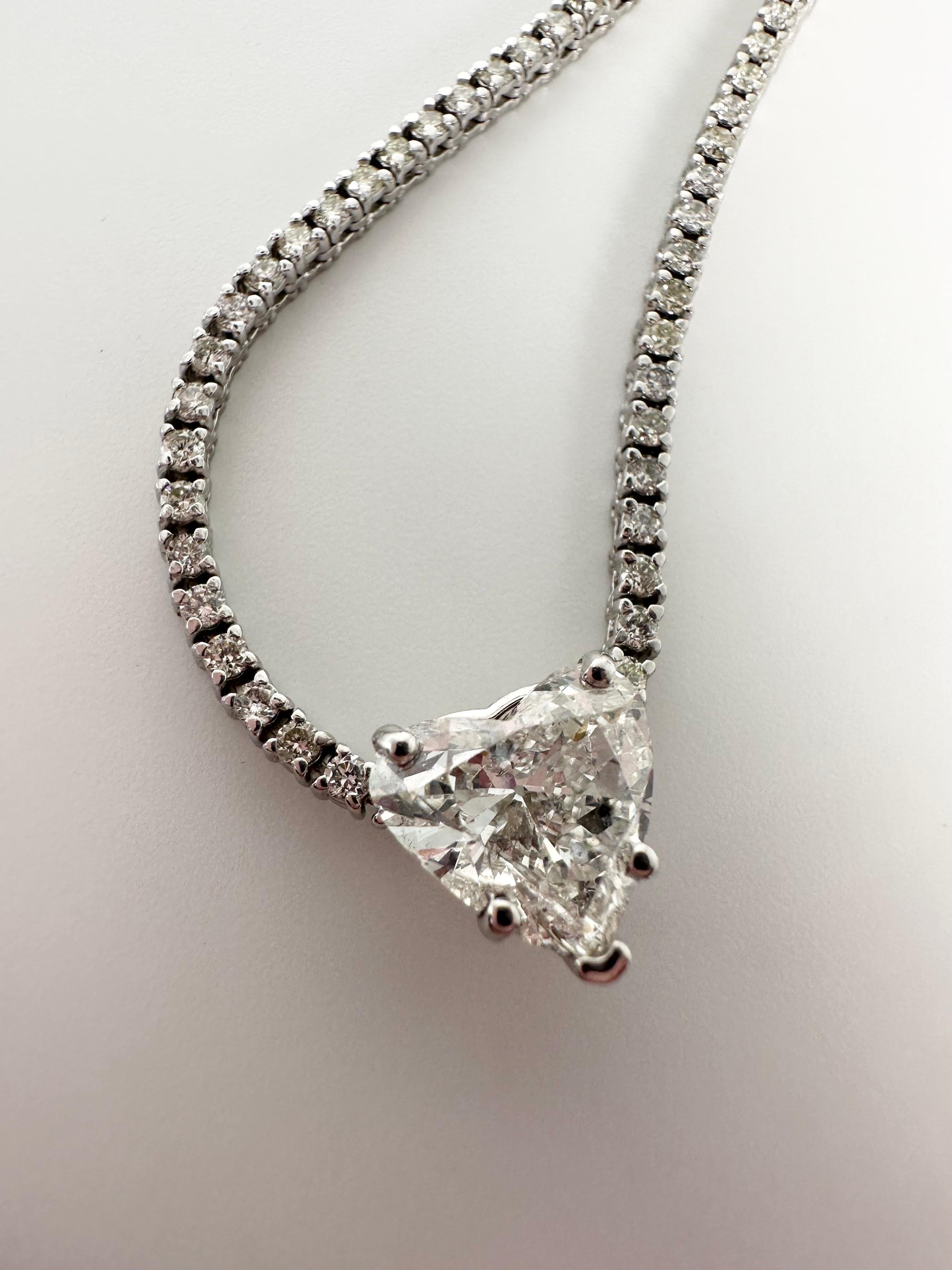 Collier tennis en or blanc 18 carats avec diamants en forme de cœur Unisexe en vente