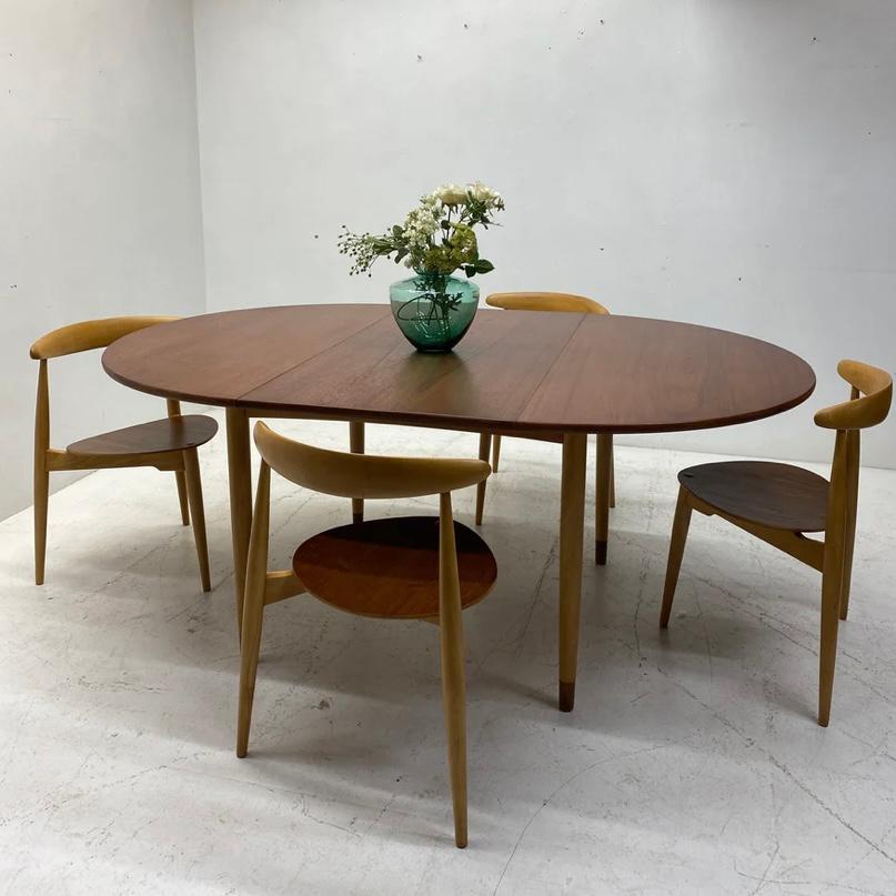 A stunning & iconic set comprising of four model FH4103 Heart stacking dining chairs & a model FH4602 dining table designed by Hans J Wegner for the Danish company Fritz Hansen in 1953. The dining chairs are named after their 'heart' shaped seat &