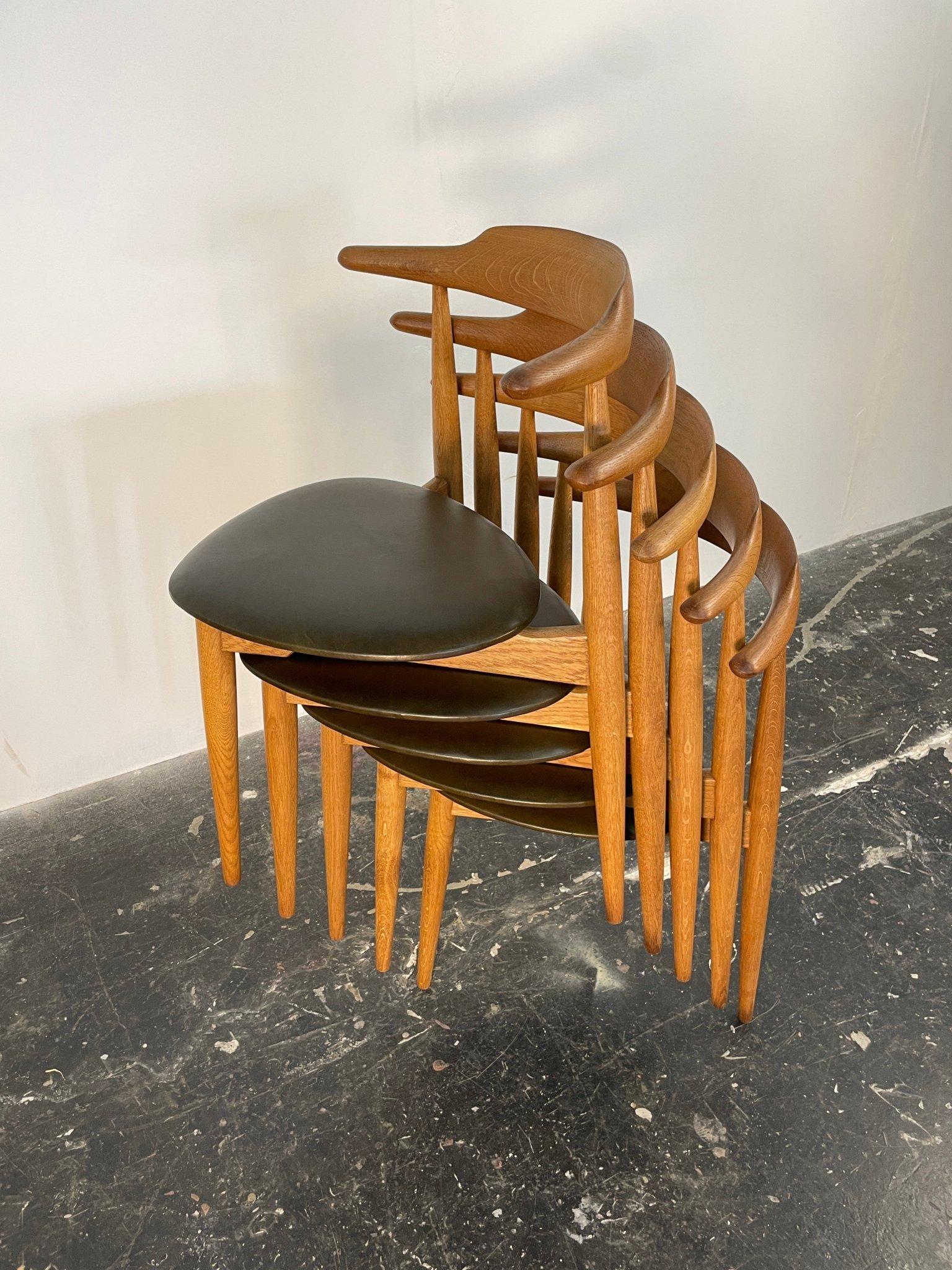 Heart Dining Table and Chairs by Hans Wegner for Fritz Hansen in Oak and Teak In Good Condition In San Diego, CA