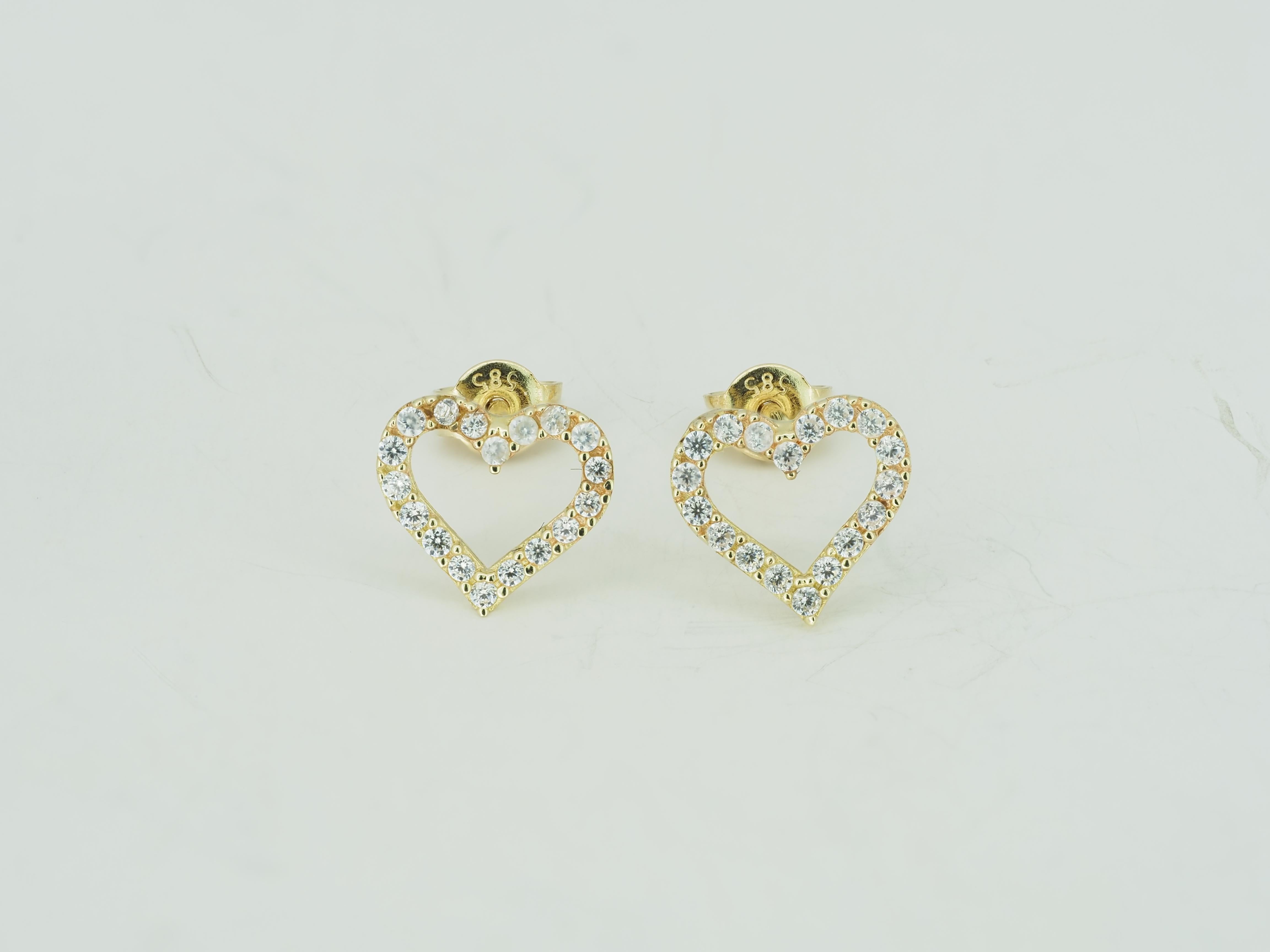 Boucles d'oreilles cœur en or jaune 14K. Mini-boucles d'oreilles en forme de cœur ! en vente 2