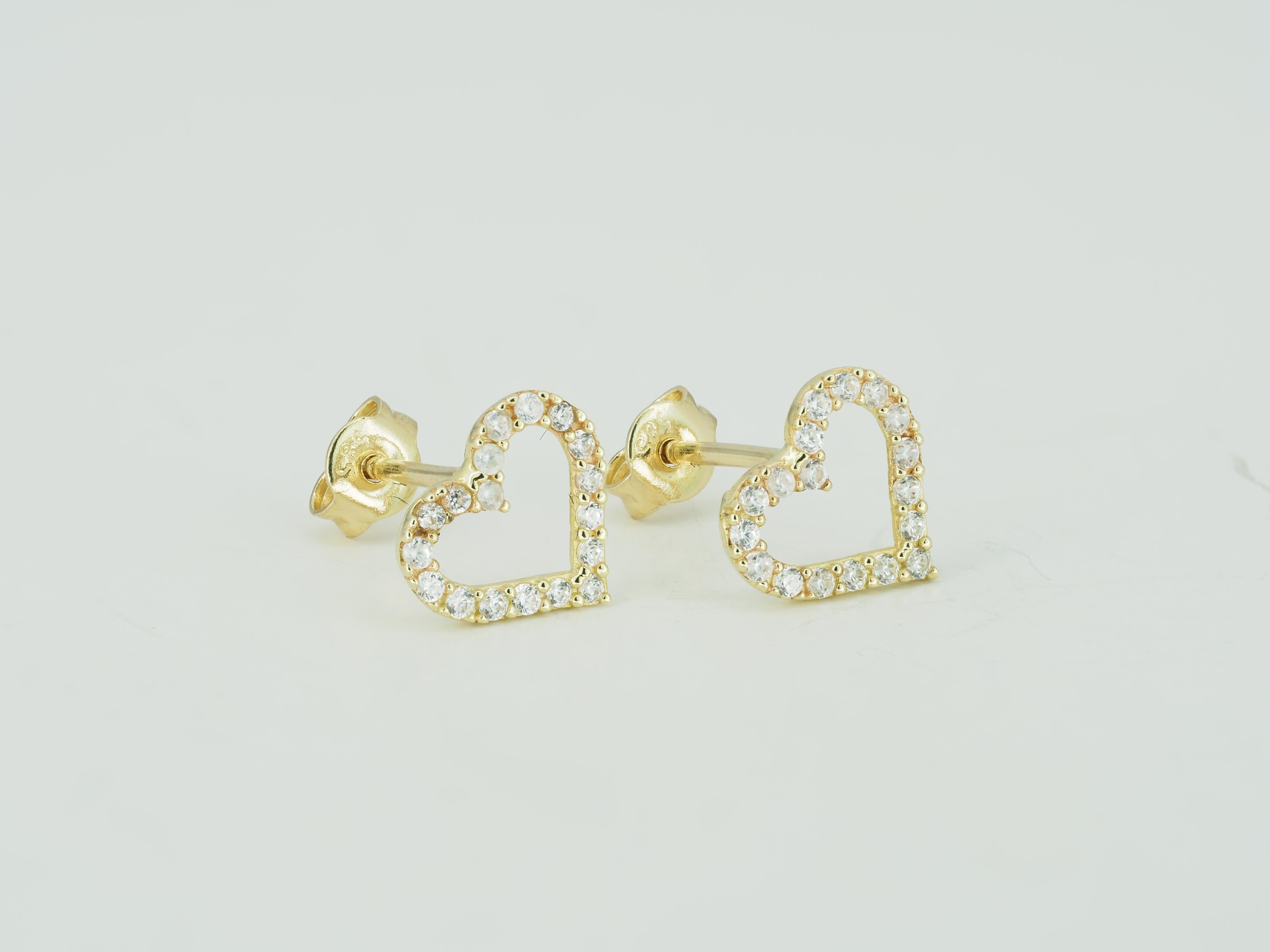 Boucles d'oreilles cœur en or jaune 14K. Mini-boucles d'oreilles en forme de cœur ! en vente 3