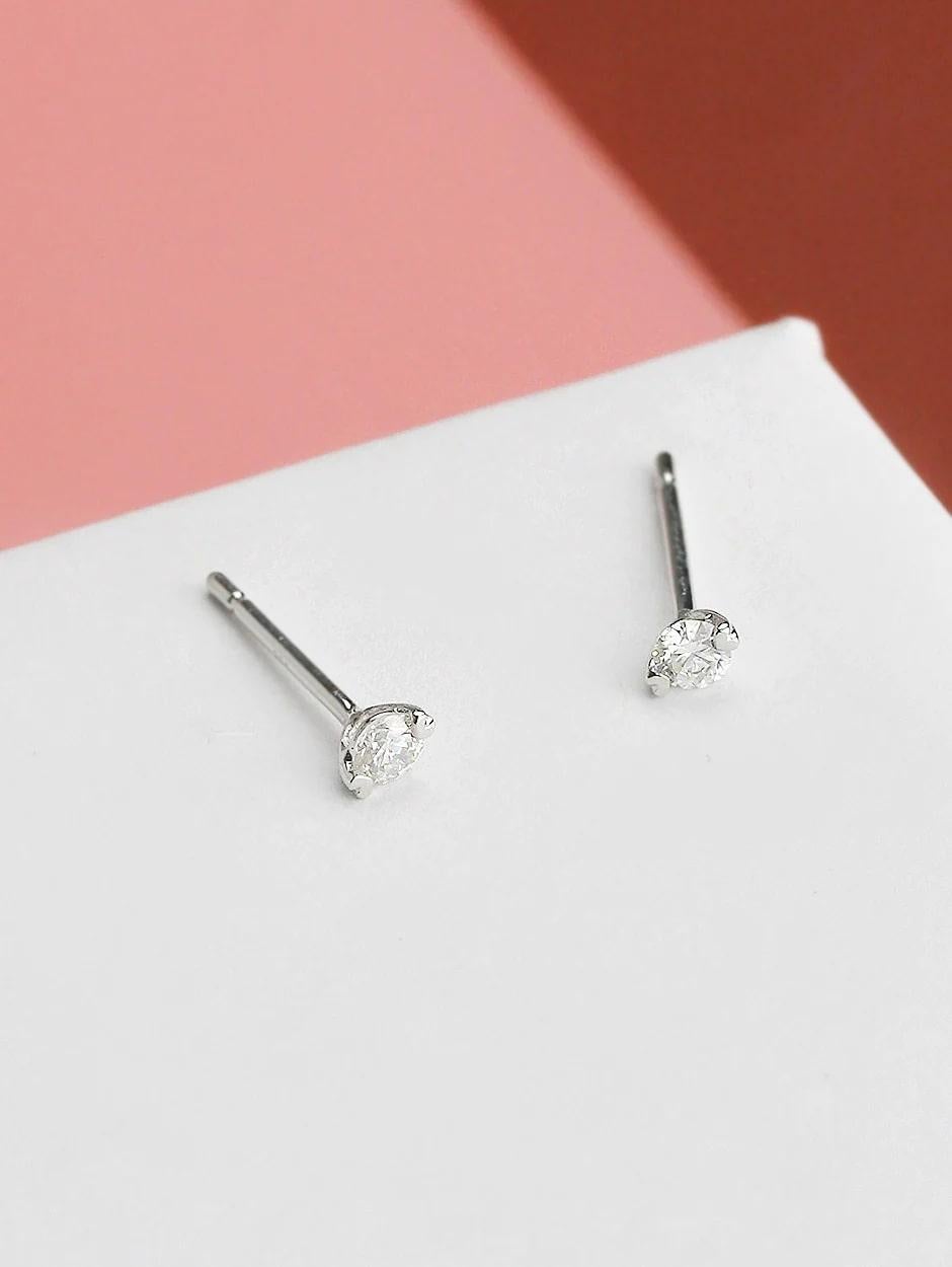 White diamond classic stud earring with subtle accented heart shaped prongs, all with a high polish finish. Available in 18K White Gold.

Earring Information
Diamond Type : Natural Diamond
Metal : 18K
Metal Color : White Gold
Diamond Color Clarity :