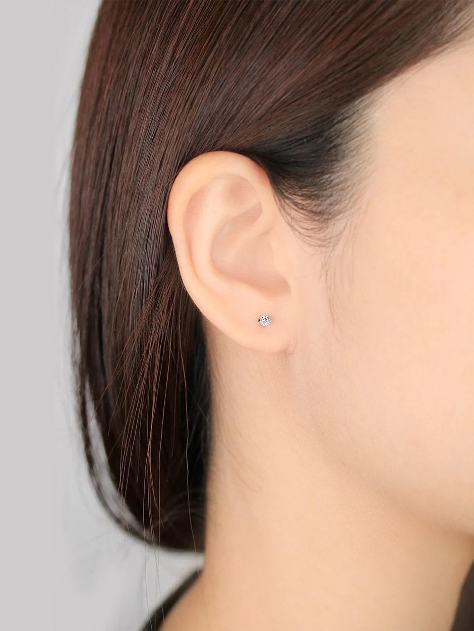 Clous d'oreilles diamantés à bordure en forme de cœur Neuf - En vente à Los Angeles, CA