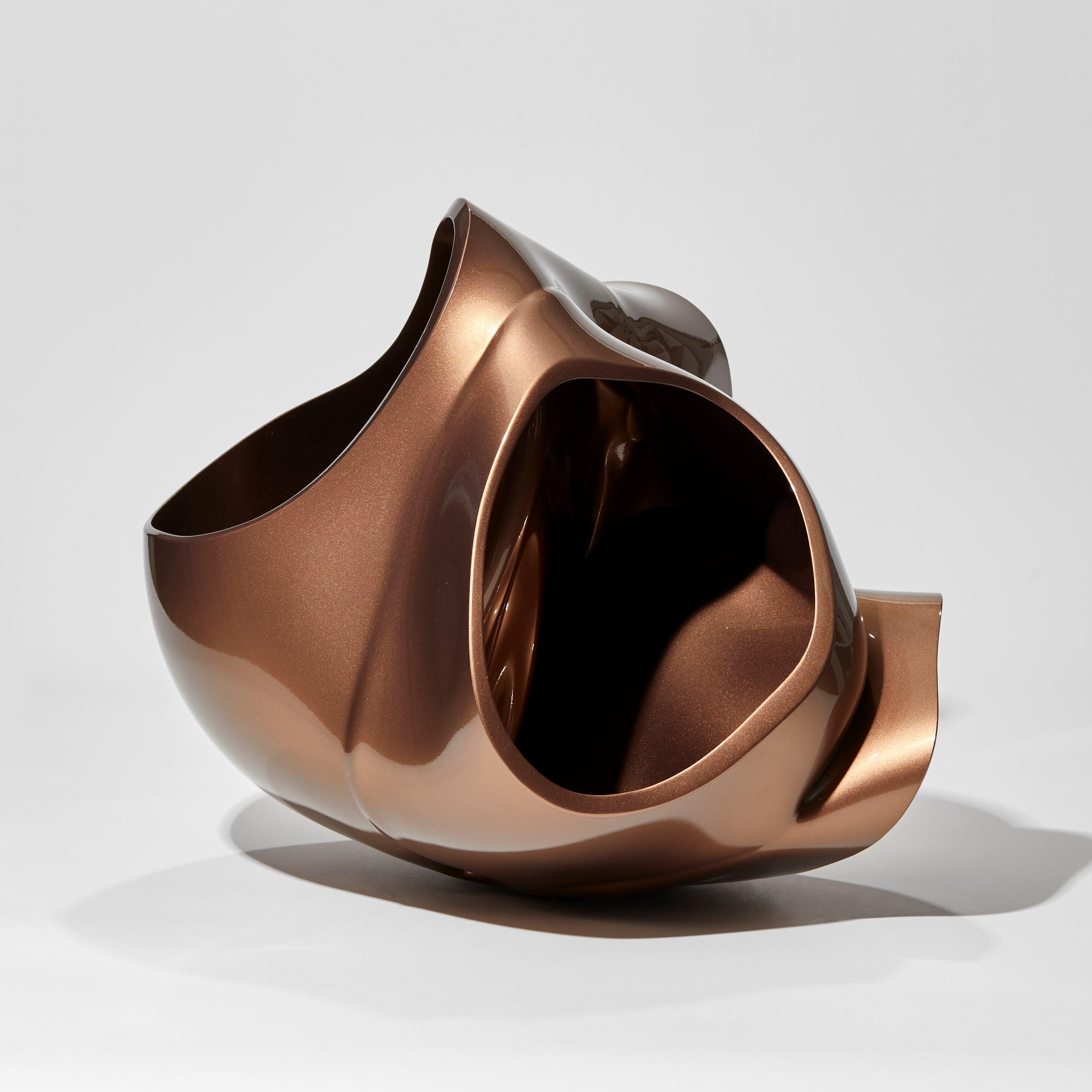 Fait main Heart Flower in Metallic Bronze, sculpture abstraite en verre de Lena Bergström en vente