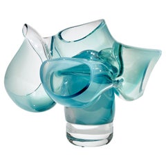 Fleur de cœur en turquoise, une œuvre d'art en verre soufflé et sculpté à la main de Lena Bergström