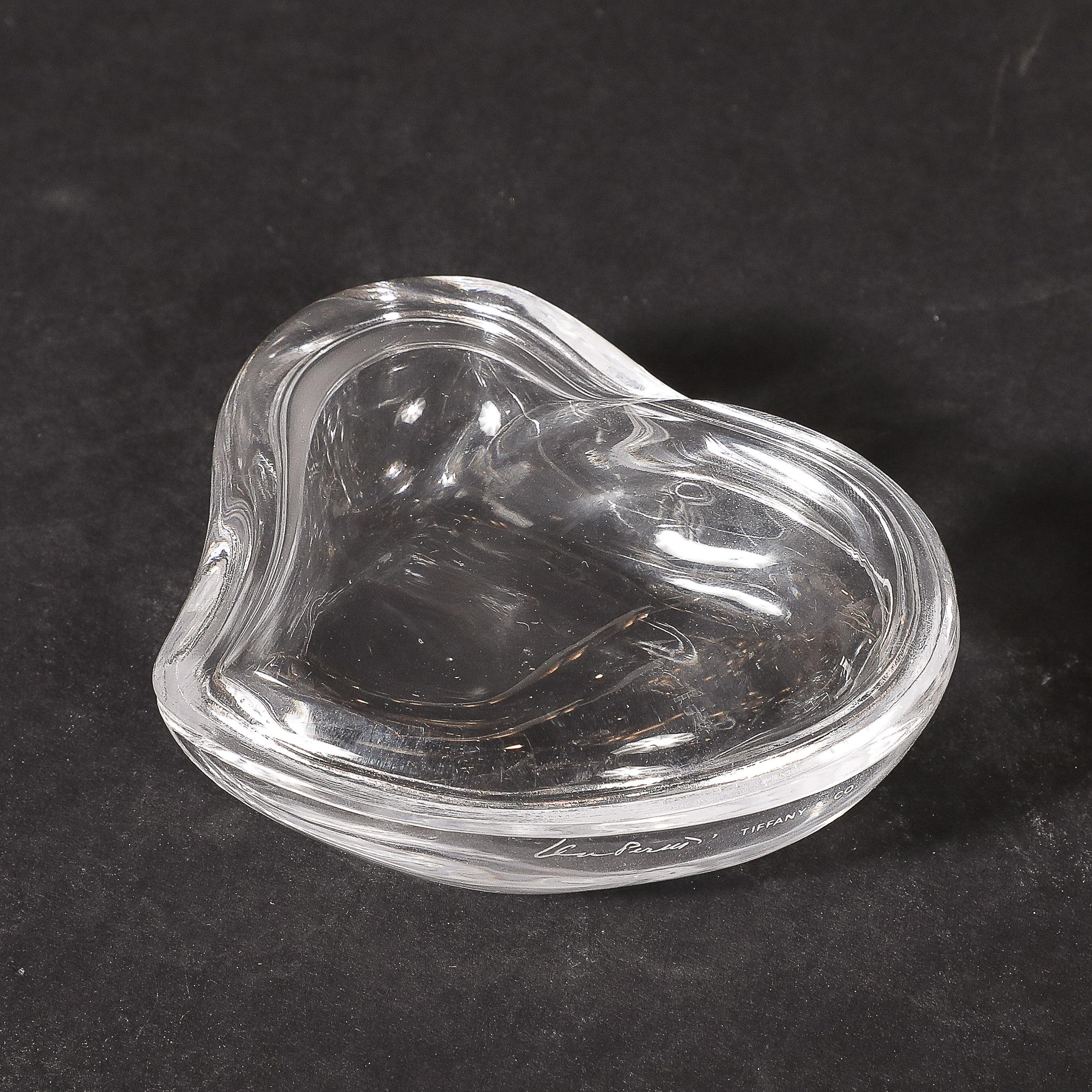 Dieser herzförmige Schmuckbehälter wurde von Elsa Peretti für Tiffany & Co. entworfen und stammt aus den Vereinigten Staaten in der zweiten Hälfte des 20. Jahrhunderts. Das aus Glas gefertigte Stück zeigt ein anmutiges und subtil asymmetrisches