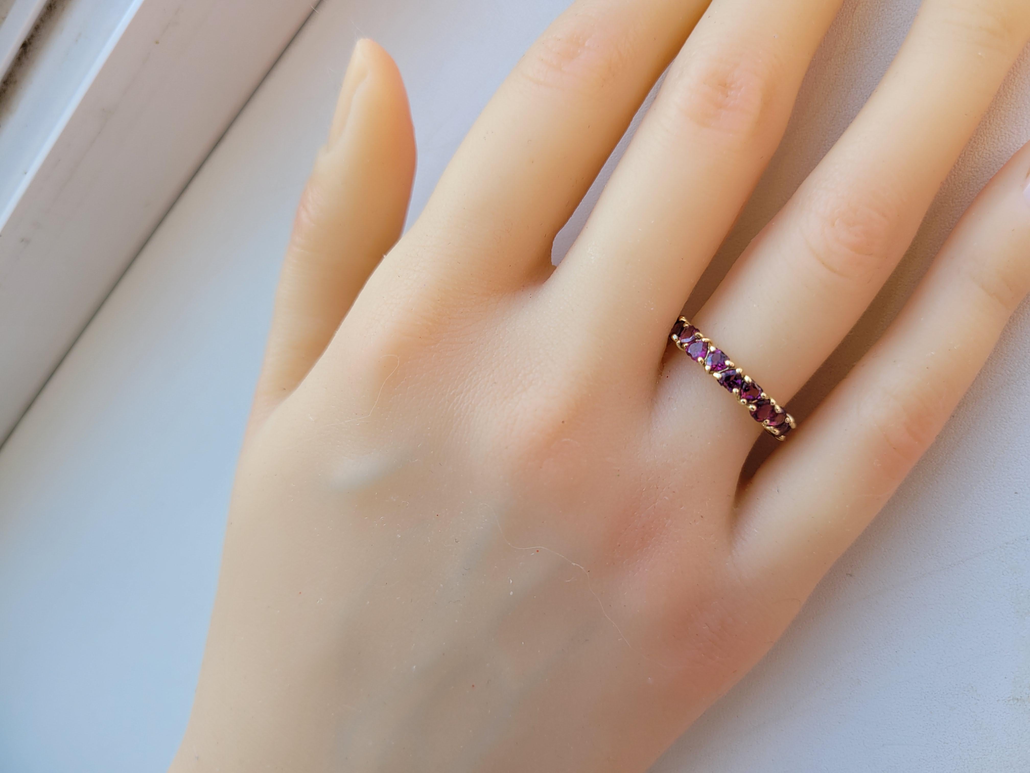 En vente :  Bague d'éternité cœur grenat en or 14 carats 2