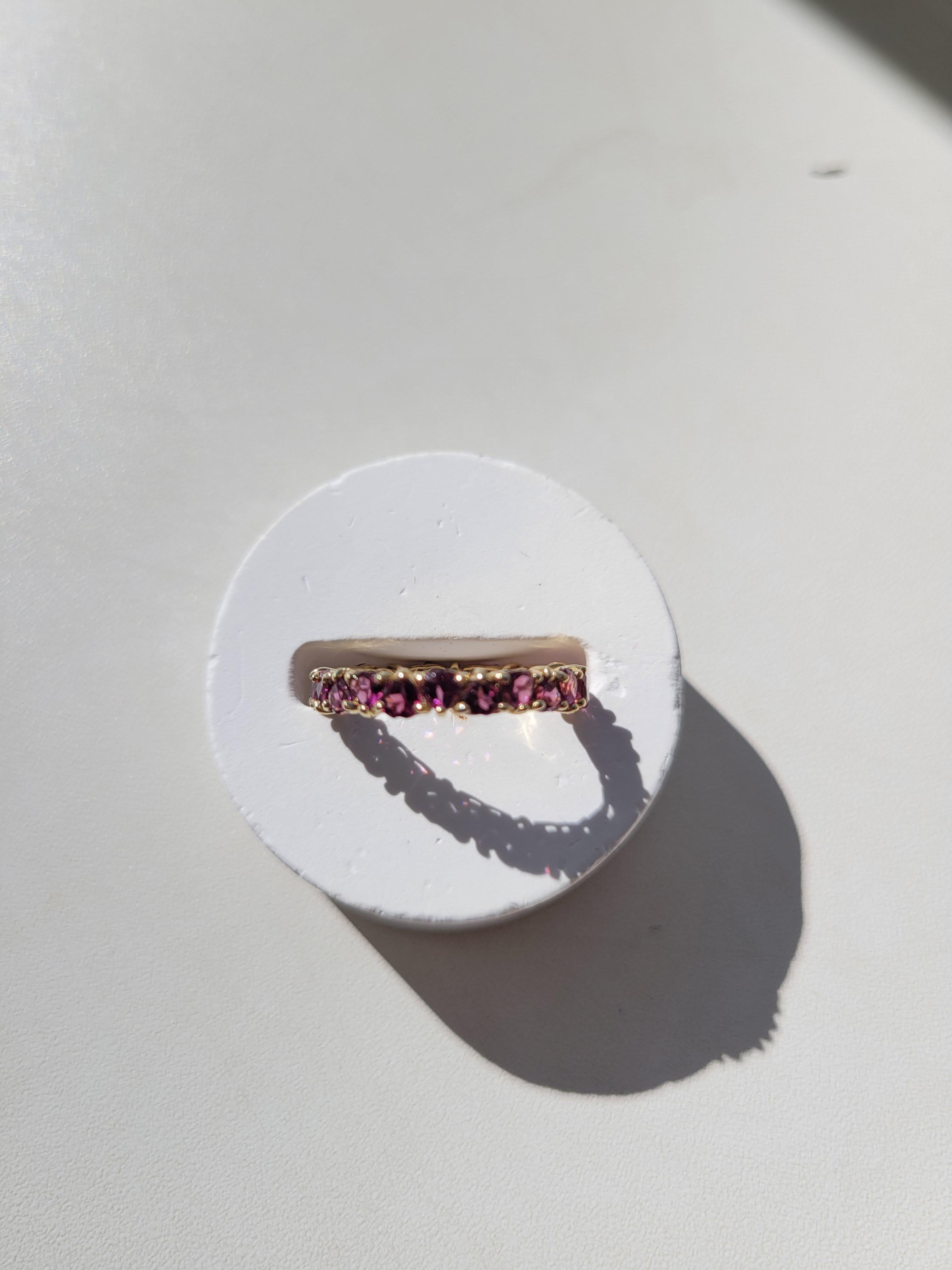 En vente :  Bague d'éternité cœur grenat en or 14 carats 7