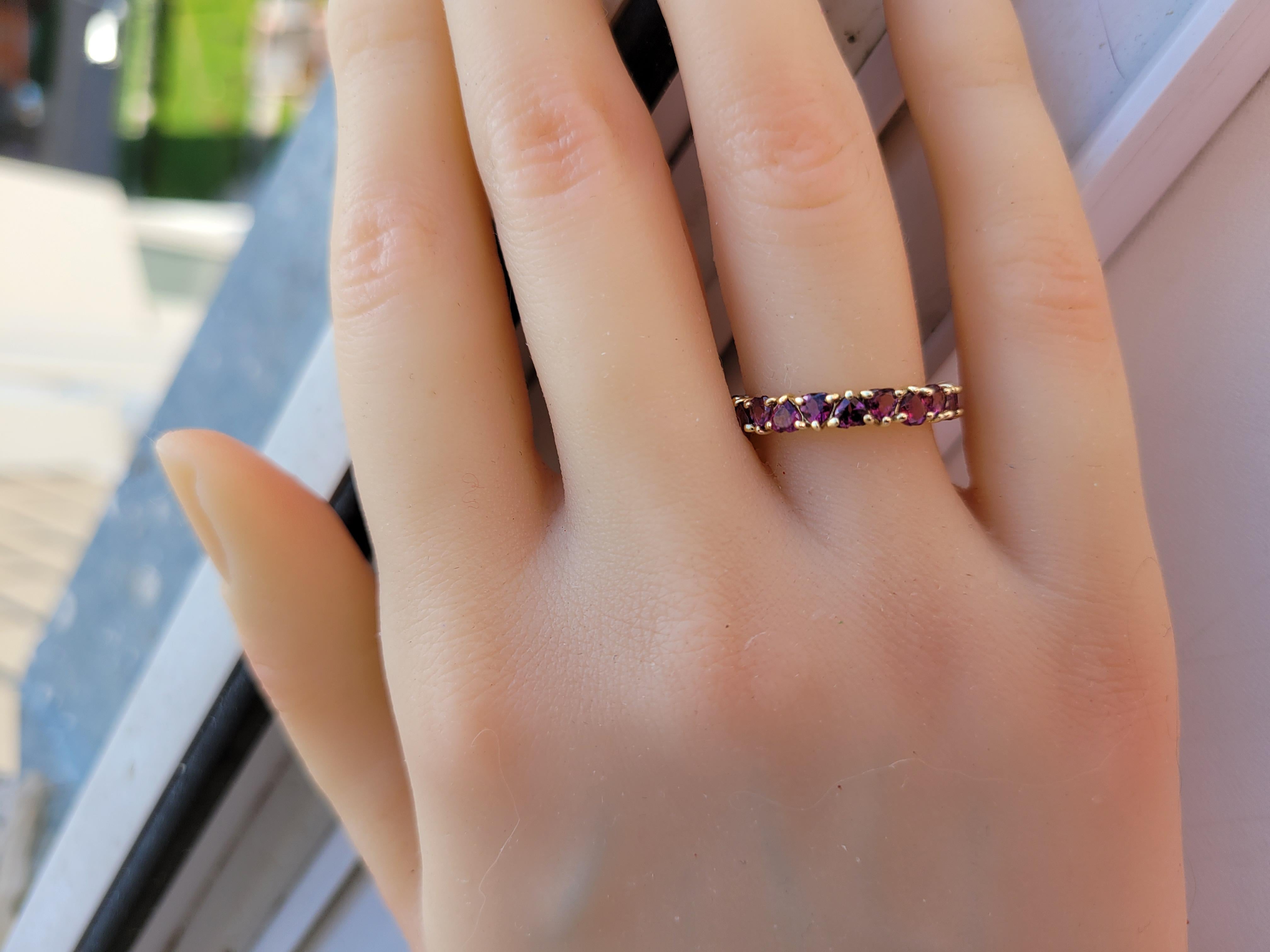 En vente :  Bague d'éternité cœur grenat en or 14 carats 8