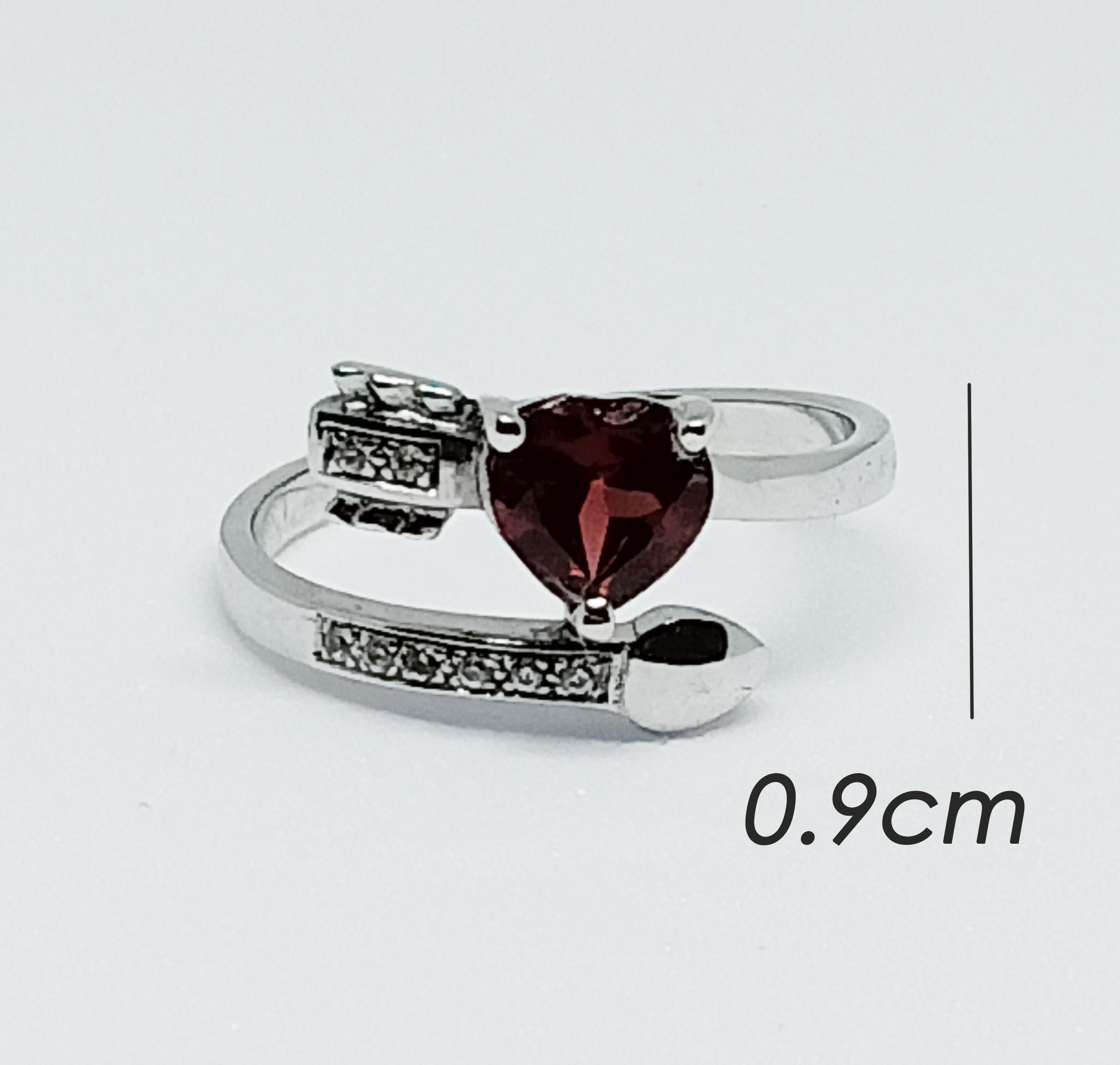 Heart garnet6x6mm. 1 pc.
White zircon 1.0 mm.8 pcs.
Over sterling silver in white gold plated.
Size 6.5us.

search (storefront, seller ) Ornamento jewellery