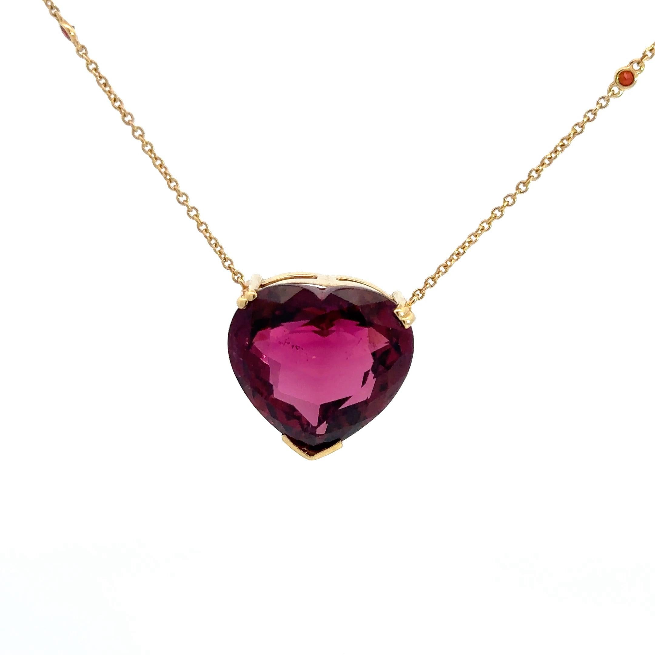 Collier

Or rose 18K 

Poids 2,94 GMS 

Tourmaline 17.2 CTS

Grenat -6/0.32 Cts

Taille 42 CM



Célébrez le romantisme et l'élégance avec ce collier exquis de notre Collection S, finement réalisé en or rose 18 carats, pesant 2,94 grammes. Au cœur