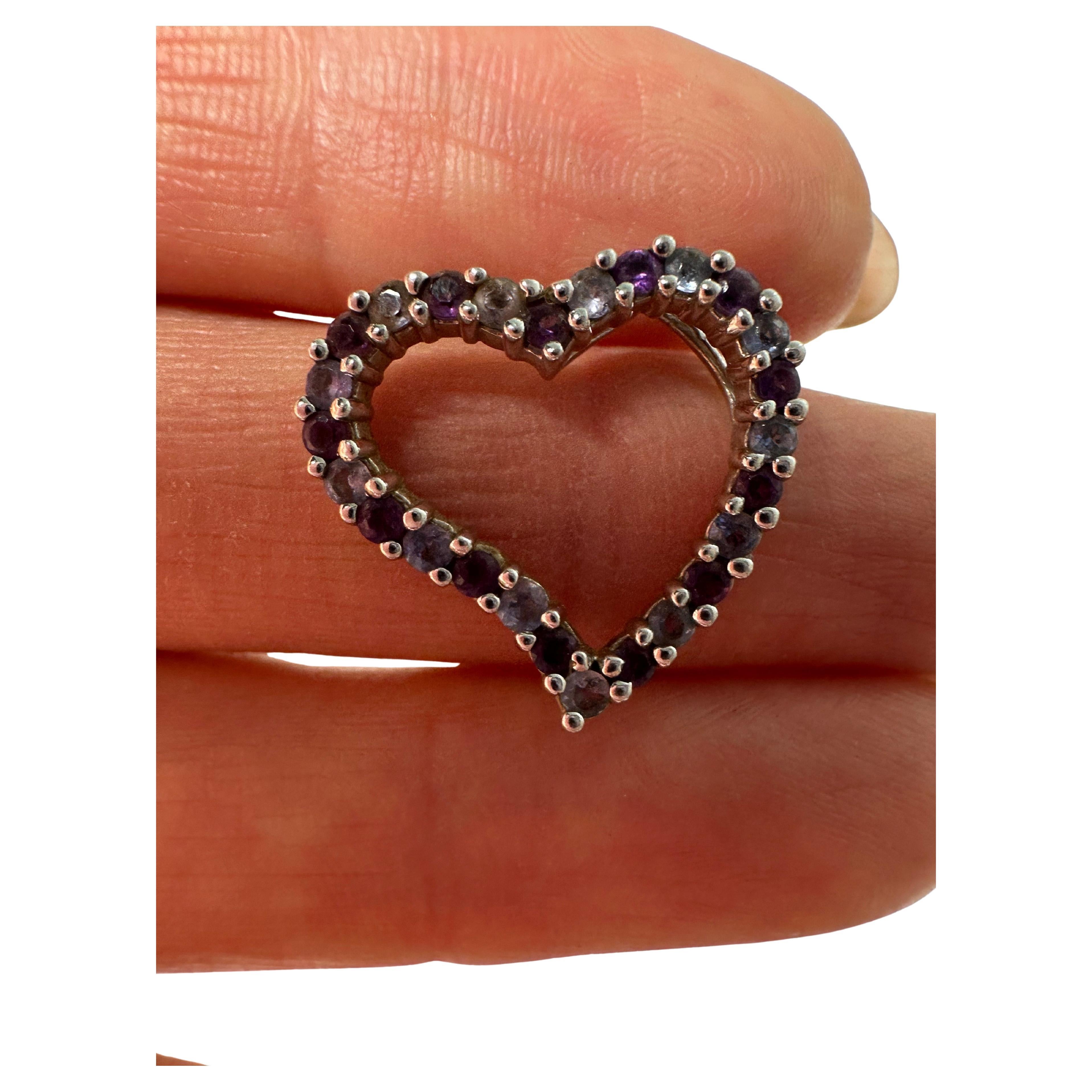 Splendido ciondolo realizzato con pietre naturali in oro bianco 14KT, perfetto per un regalo alla persona amata; verrà fornito con una semplice catena d'oro lunga 18