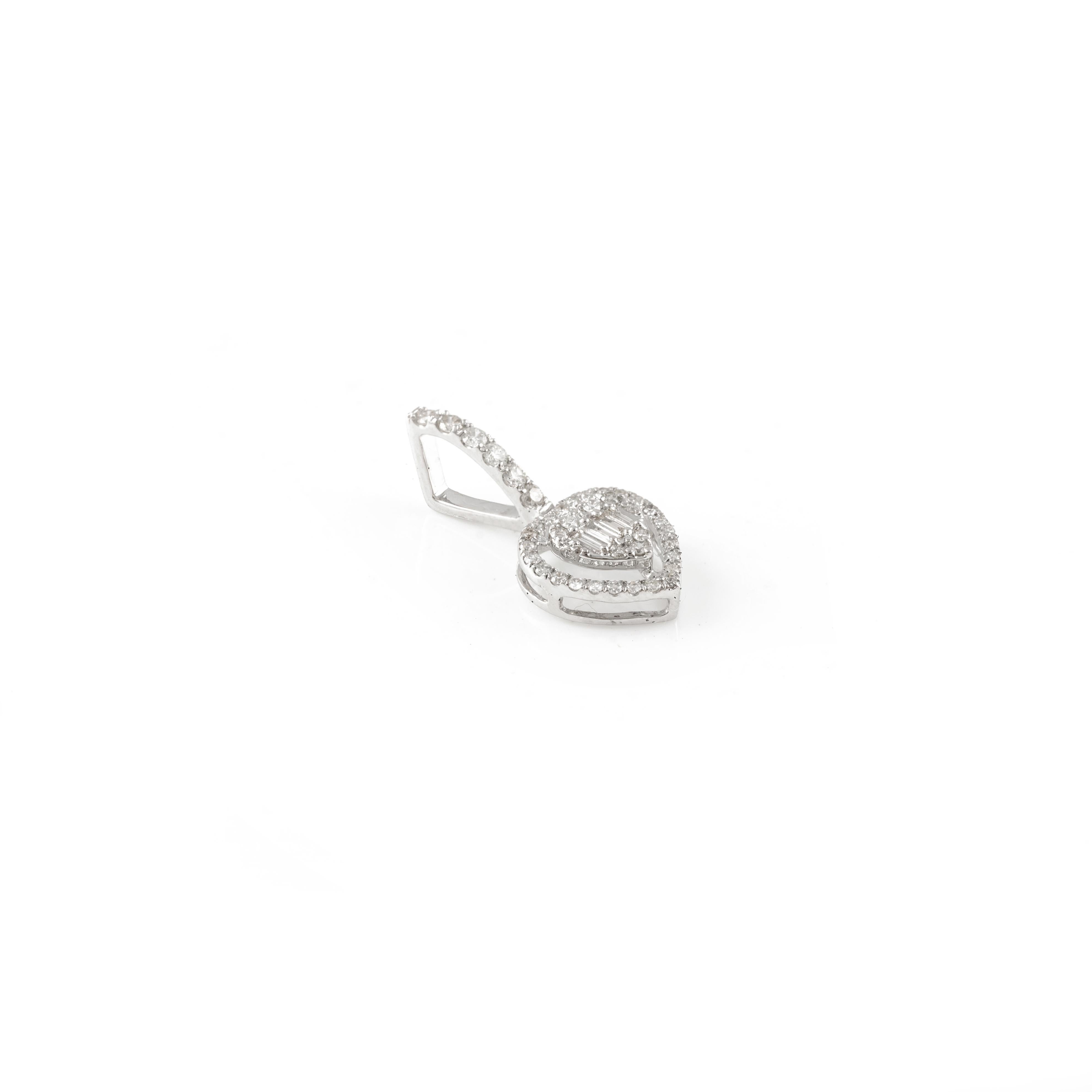 Pendentif en or 18 carats avec diamant en forme de halo en forme de cœur, clouté en or. Ce superbe bijou rehausse instantanément un look décontracté ou une tenue habillée. 
Le diamant, pierre de naissance du mois d'avril, apporte l'amour, la gloire,