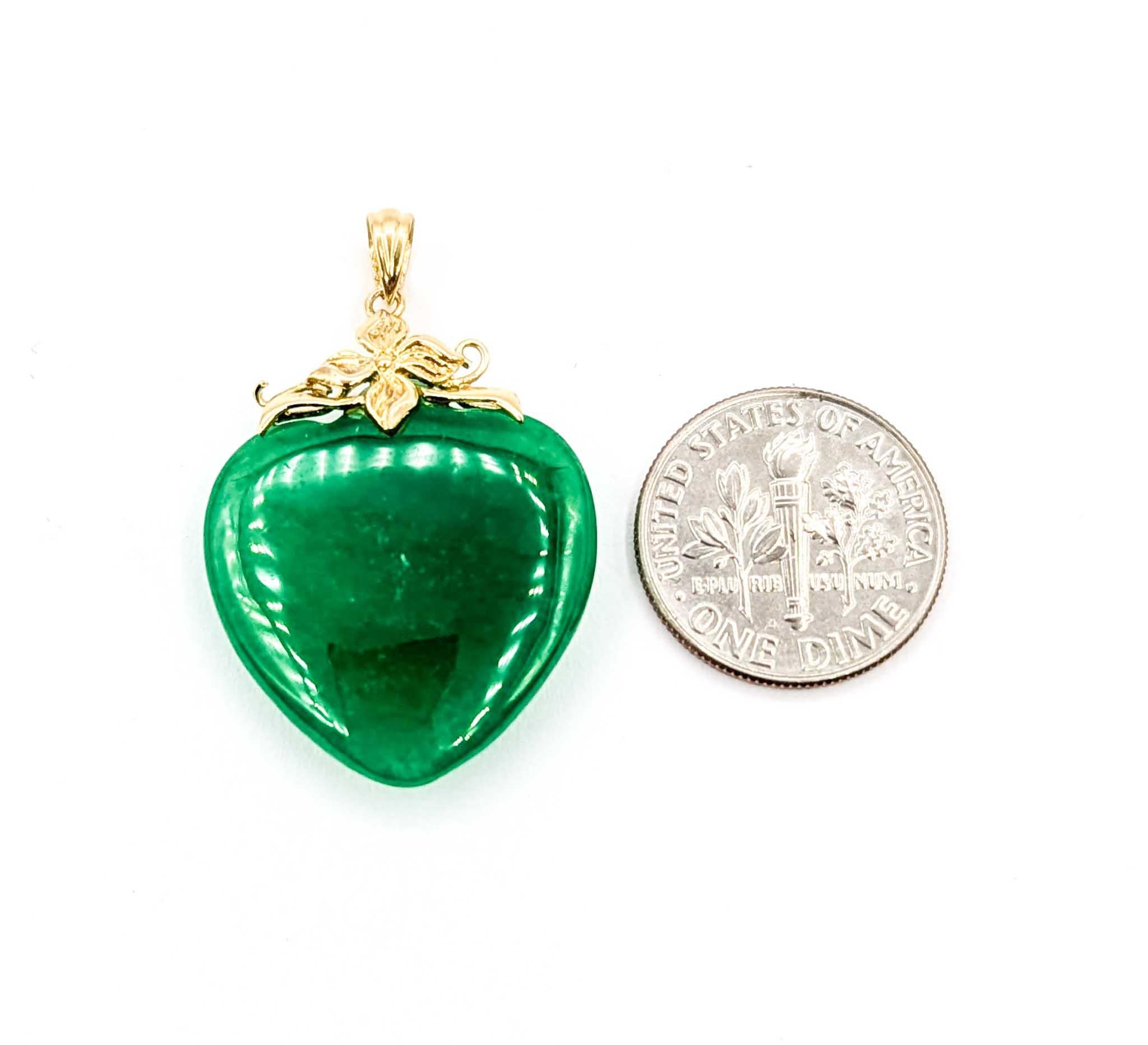 Pendentif en or jaune 14k avec cœur en jade Excellent état à Bloomington, MN