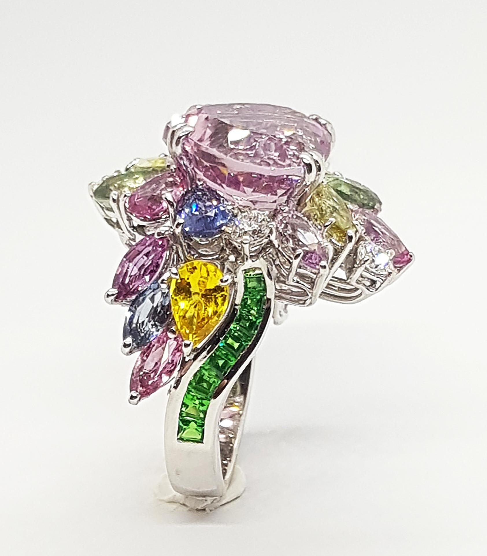 Bague en Kunzite 8.90 carats avec Saphir couleur arc-en-ciel 6.97 carats, Tsavorite 0.90 carat et Diamant 0.29 carat sertie dans une monture en or blanc 18 carats

Largeur :  2.0 cm 
Longueur : 2,6 cm
Taille de l'anneau : 52
Poids total : 12,96