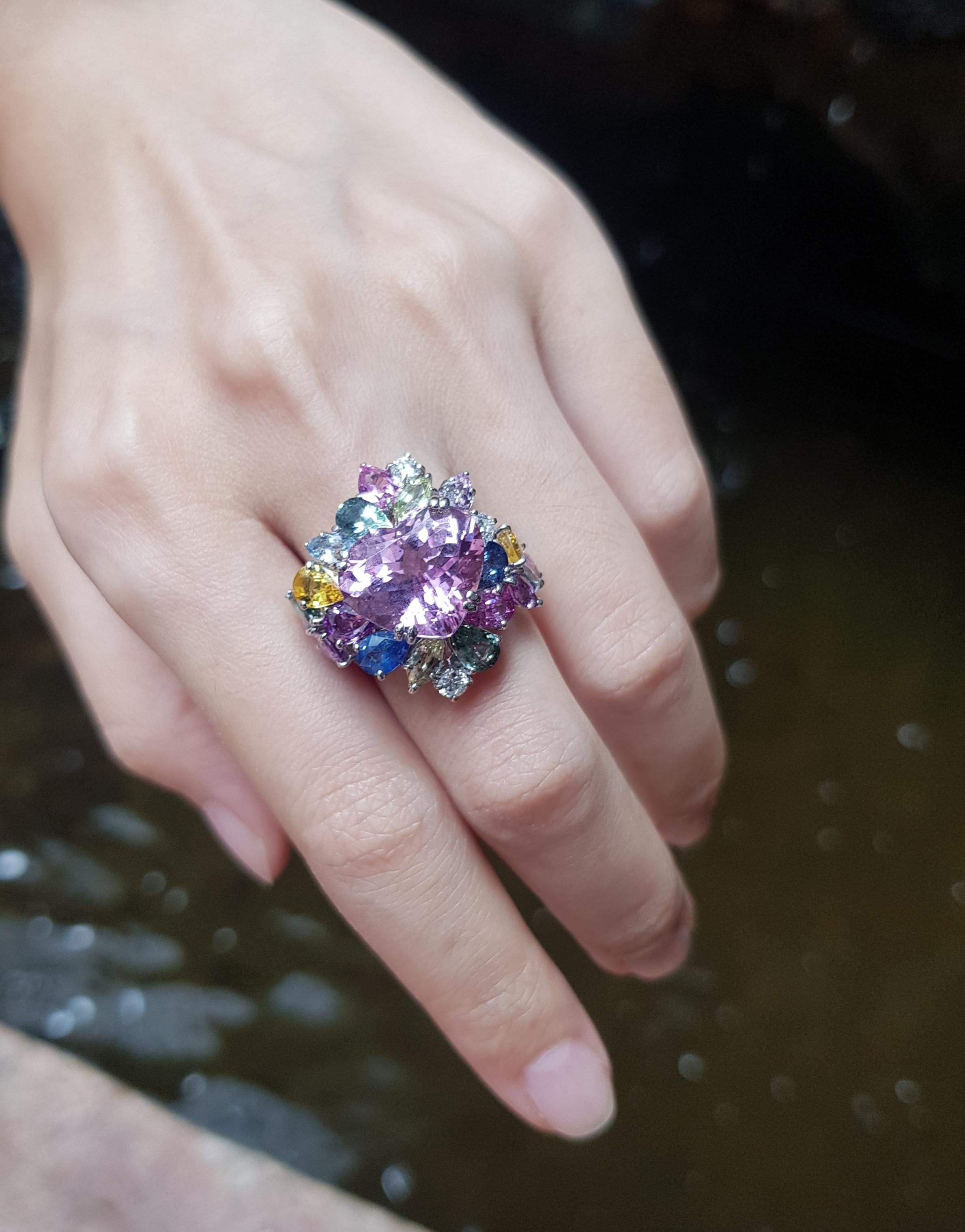 Contemporain Bague en or blanc 18 carats avec kunzite en forme de cœur, saphirs multicolores et tsavorite  en vente