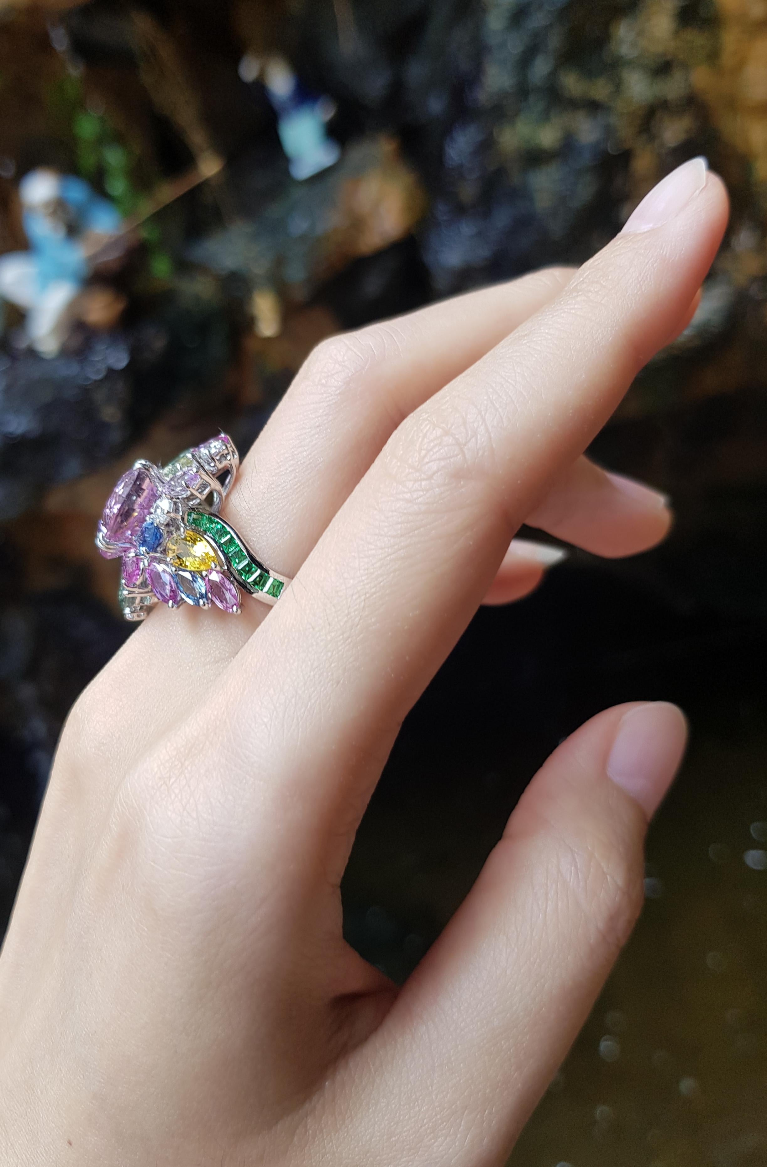 Heart Kunzite with Multi-Color Sapphire, Tsavorite Ring Set in 18K White Gold  In New Condition For Sale In Bangkok, TH