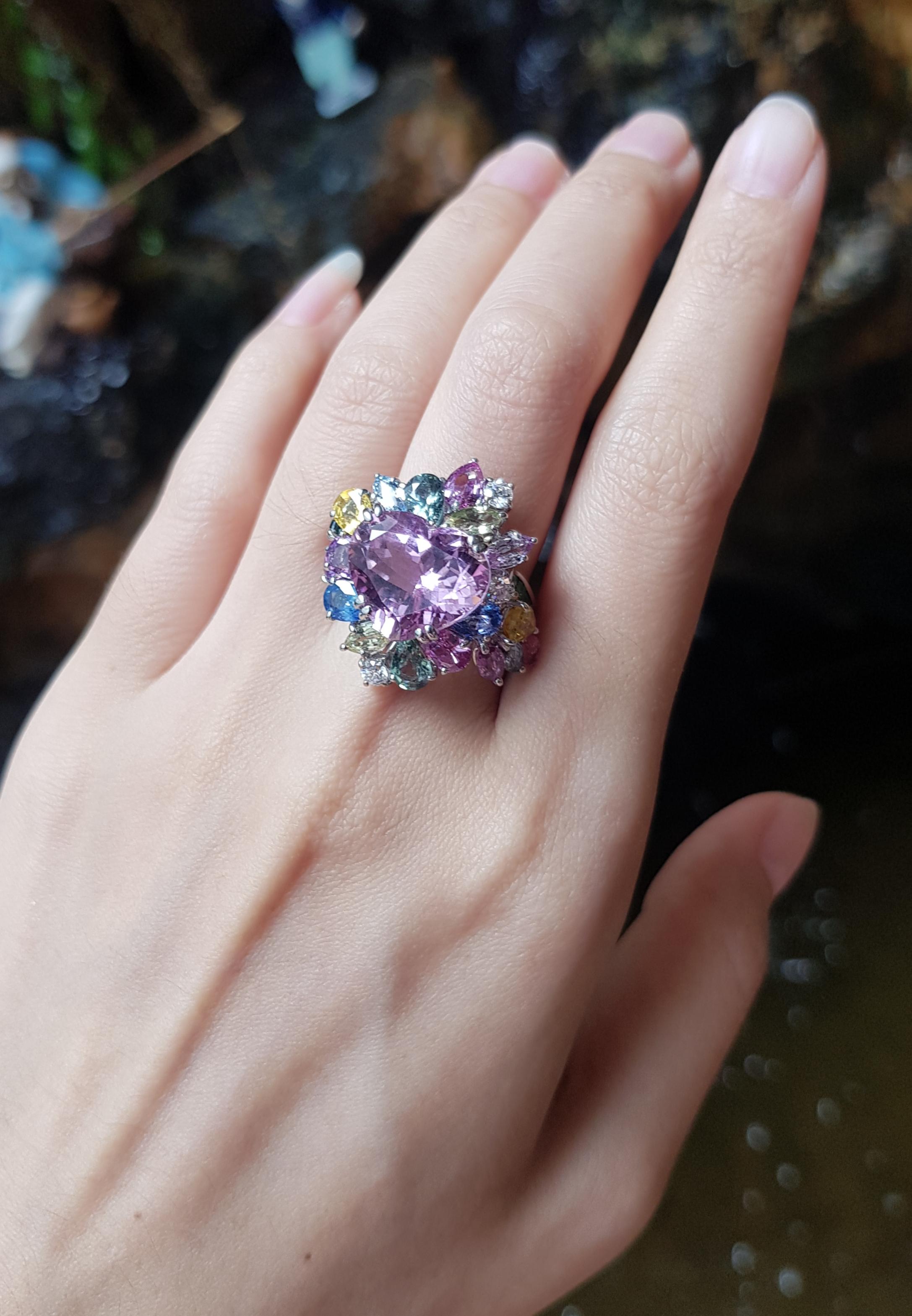 Bague en or blanc 18 carats avec kunzite en forme de cœur, saphirs multicolores et tsavorite  Pour femmes en vente