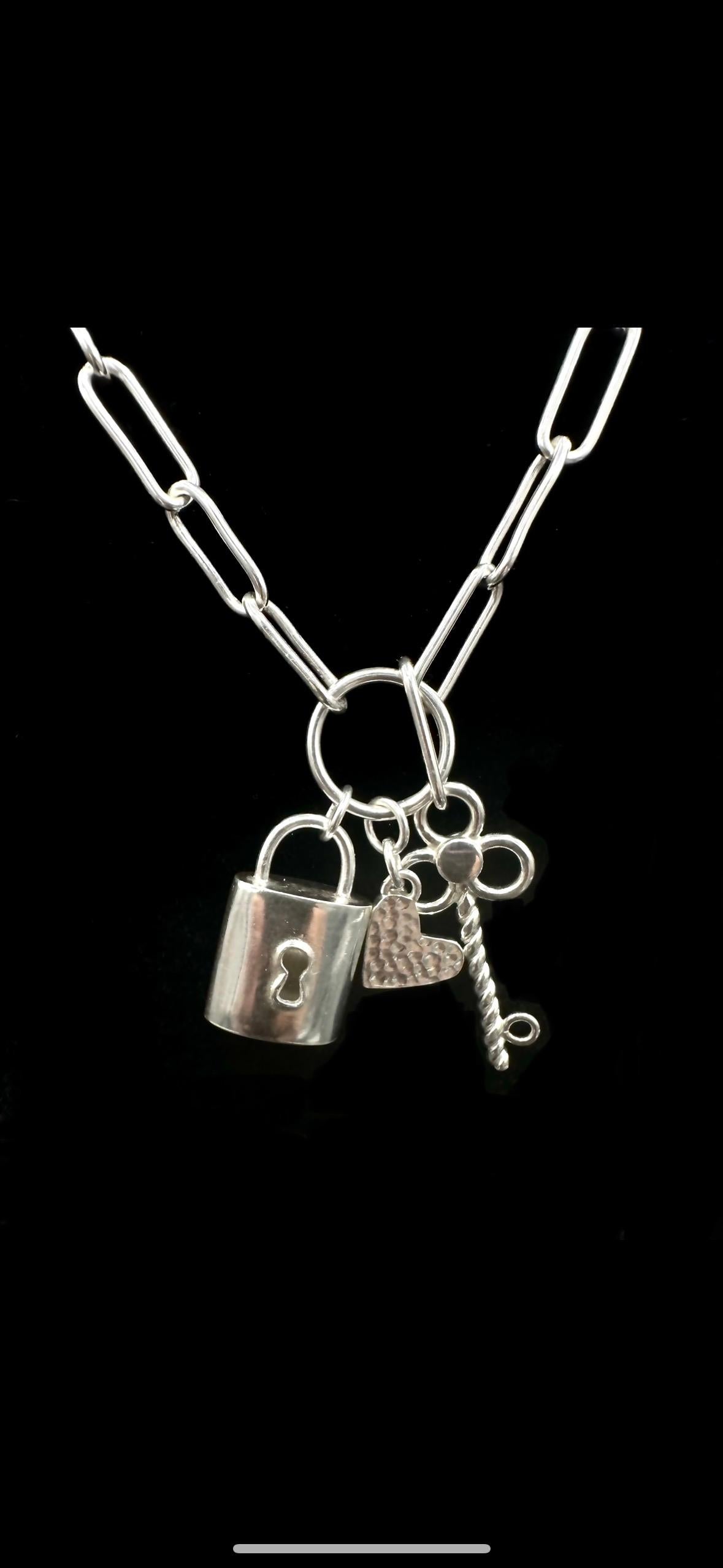 Heart & Lock Paperclip chain In New Condition For Sale In Plano, TX