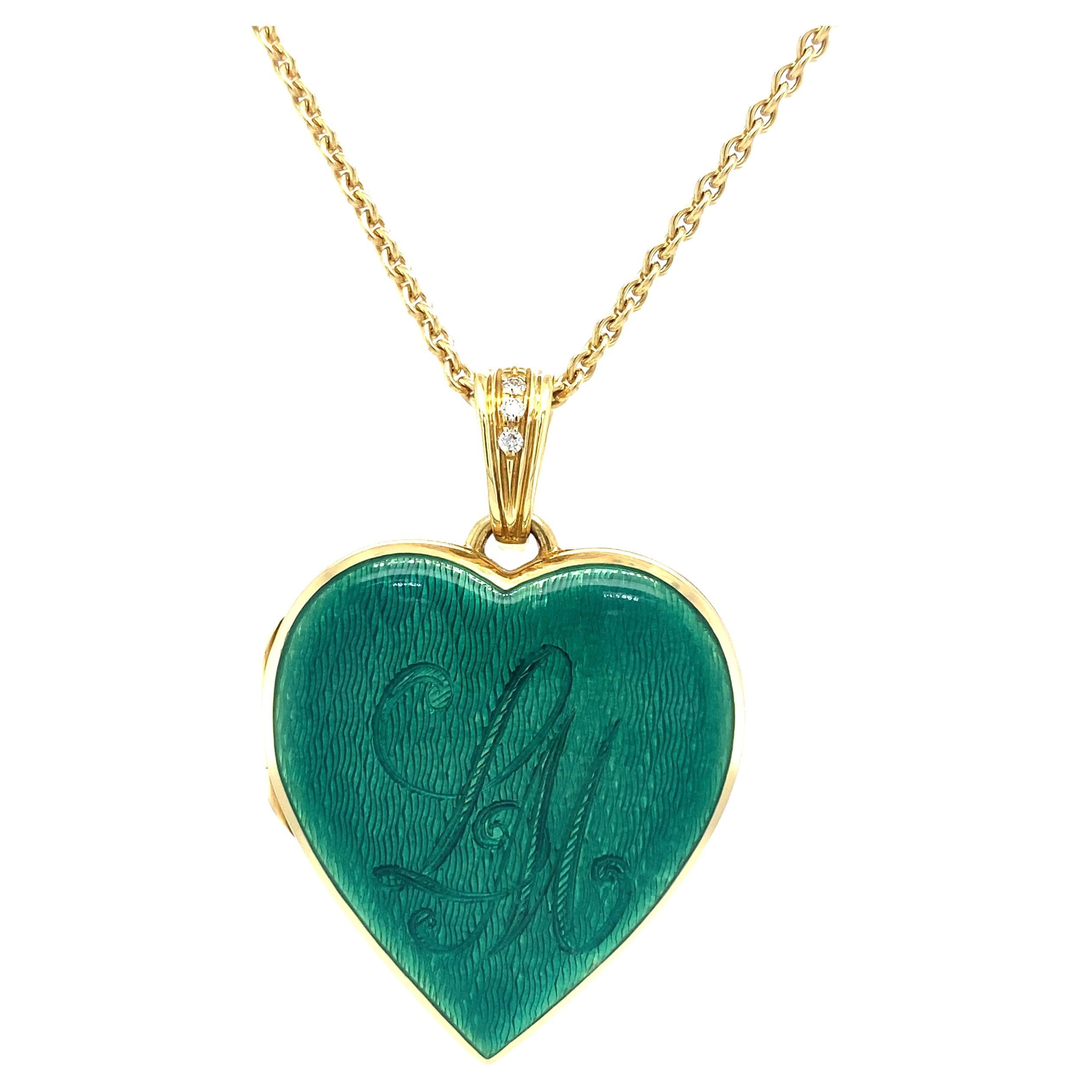 Collier médaillon en forme de cœur en or jaune 18 carats, émail vert et émeraude avec 3 diamants 0,03 carat en vente