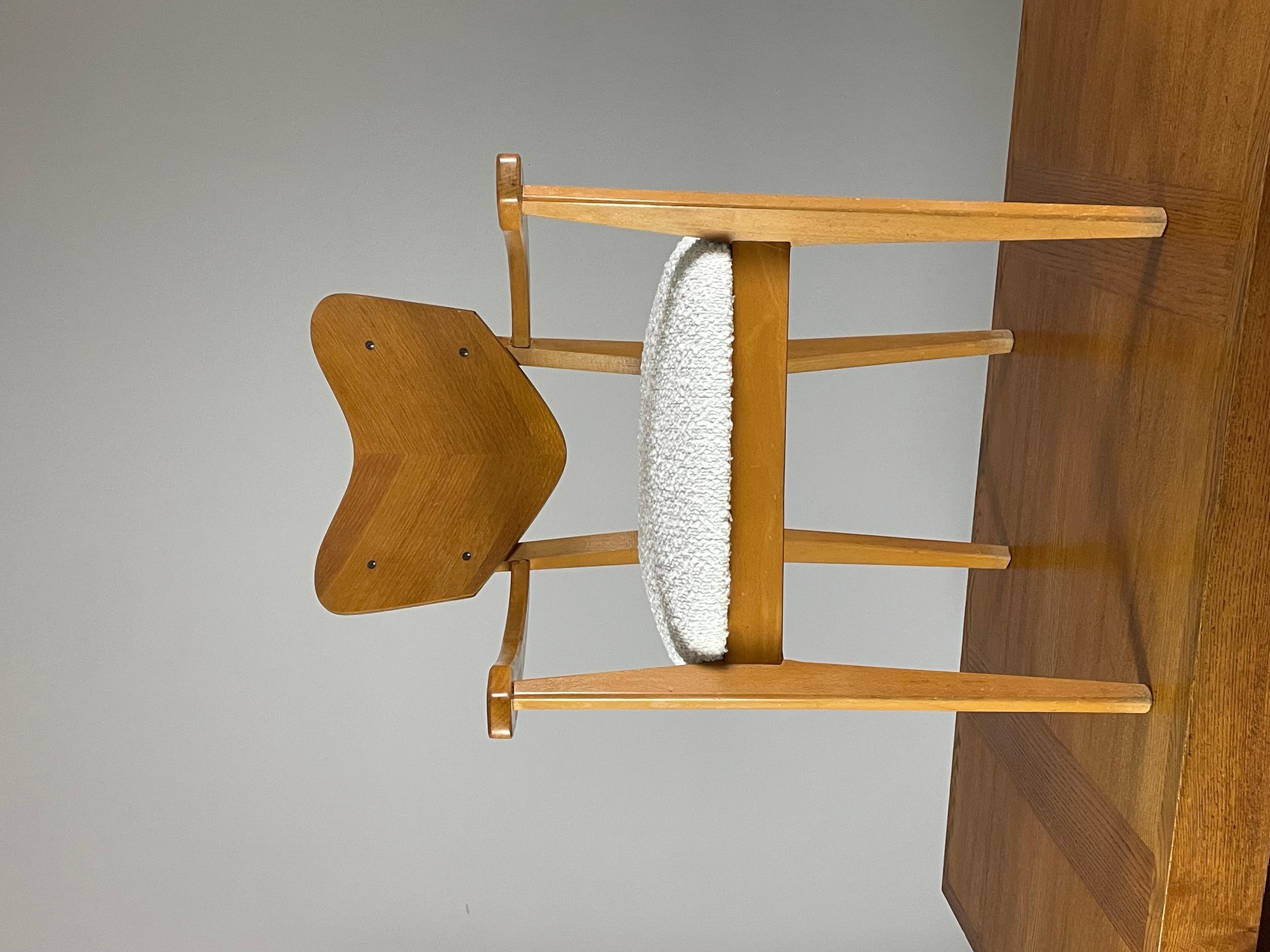 The silhouette of the armchair, which subtly recalls the shape of a heart, gives it a touch that is both romantic and timeless. Made with high-quality materials, this armchair is a true masterpiece of furniture art, bringing a touch of refinement to