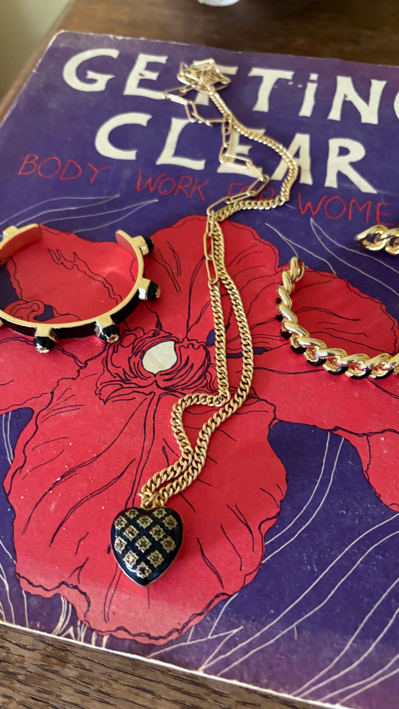 Collana Cuore Diamante Perla Smalto Nero Stile Vittoriano
Progettista: J DAUPHIN

Materiali:
- Catena: argento placcato oro 14k, smalto nero dipinto a mano 
- Ciondolo: Ottone placcato oro 14k, smalto nero dipinto a mano
- Pietre preziose: diamanti