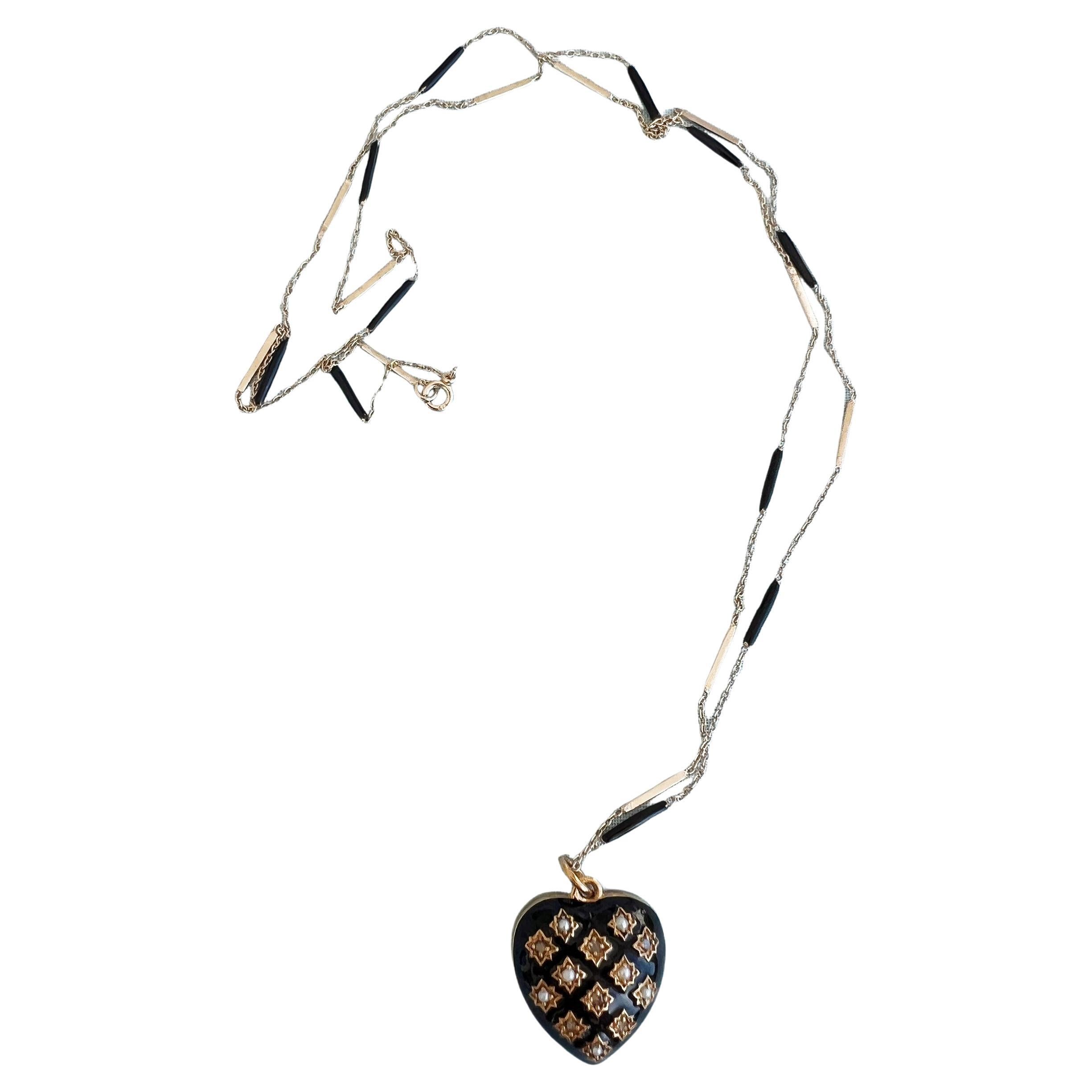 Collana Cuore Diamante Perla Smalto Nero Stile Vittoriano
Progettista: J DAUPHIN

Materiali:
- Catena: argento placcato oro 14k, smalto nero dipinto a mano 
- Ciondolo: Ottone placcato oro 14k, smalto nero dipinto a mano
- Pietre preziose: diamanti