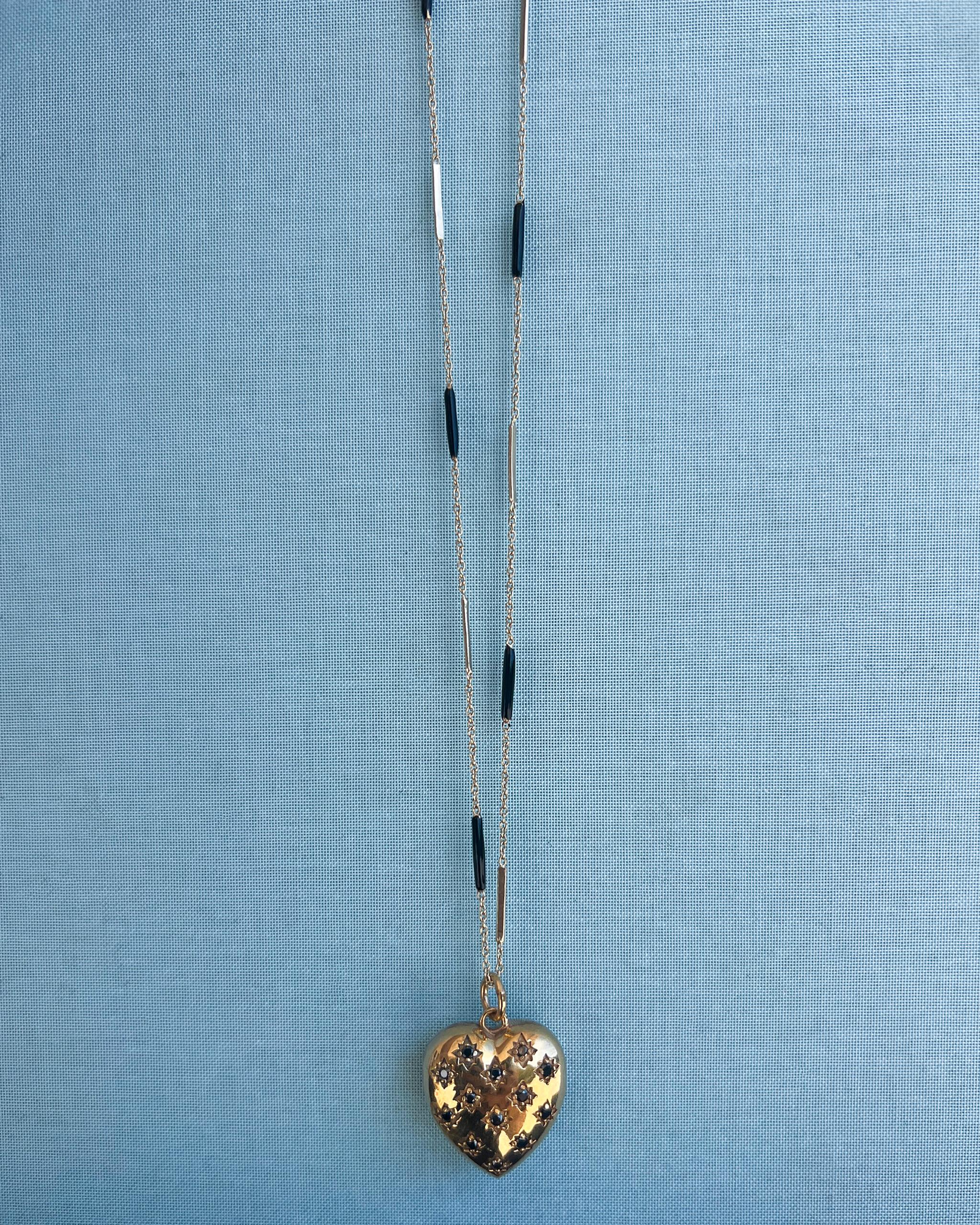 Herz-Halskette aus blauer Emaille mit Diamant und Perlen in 14k Gold

Die Blue Enamel Heart Necklace von J DAUPHIN verbindet viktorianische Gefühle mit zeitgenössischer Raffinesse. Der skulpturale Herzanhänger aus 14-karätigem, vergoldetem Messing