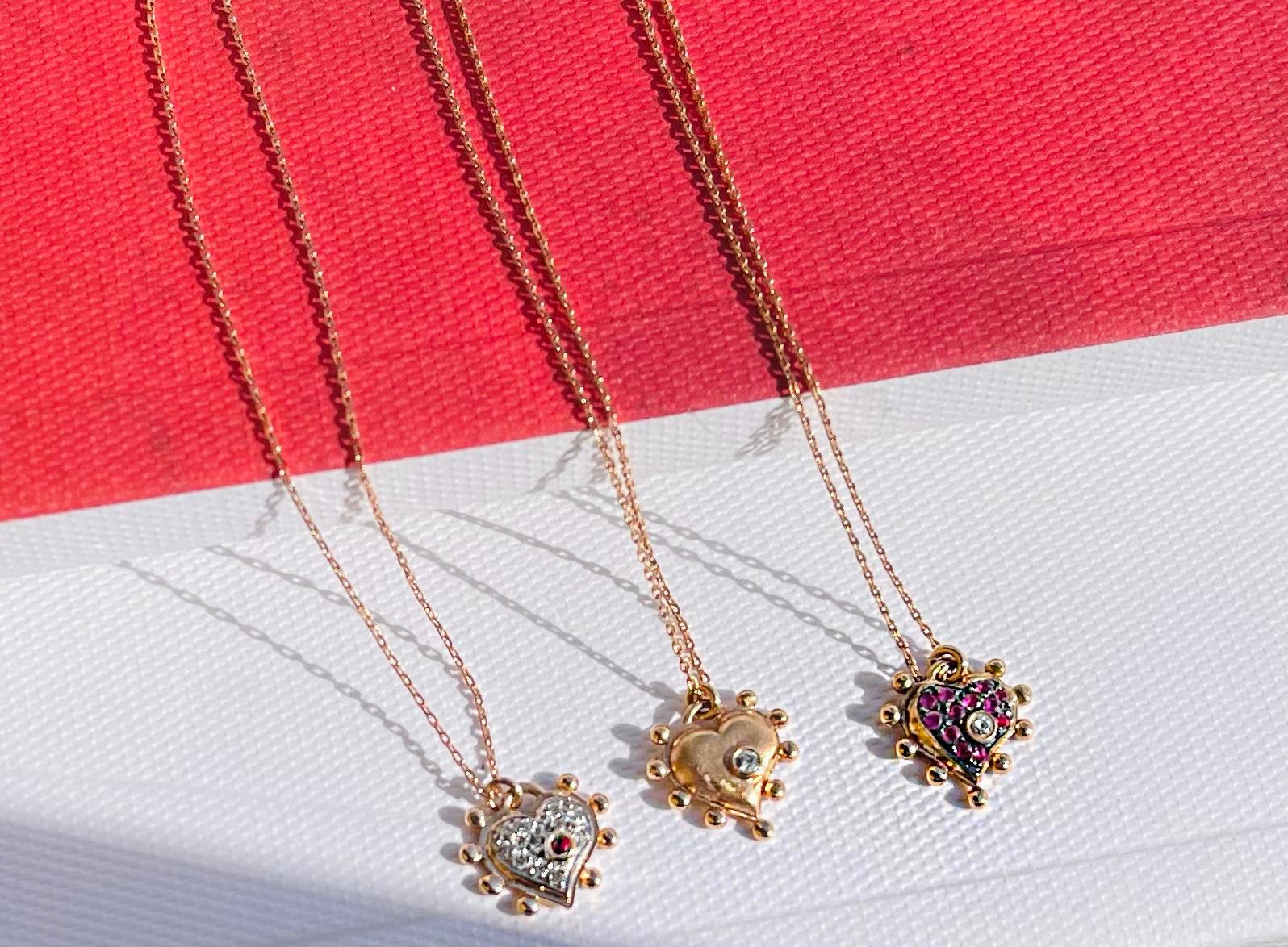 Moderne Selda Jewellery Collier en forme de cœur en or rose 14 carats avec diamants bleus et blancs en vente