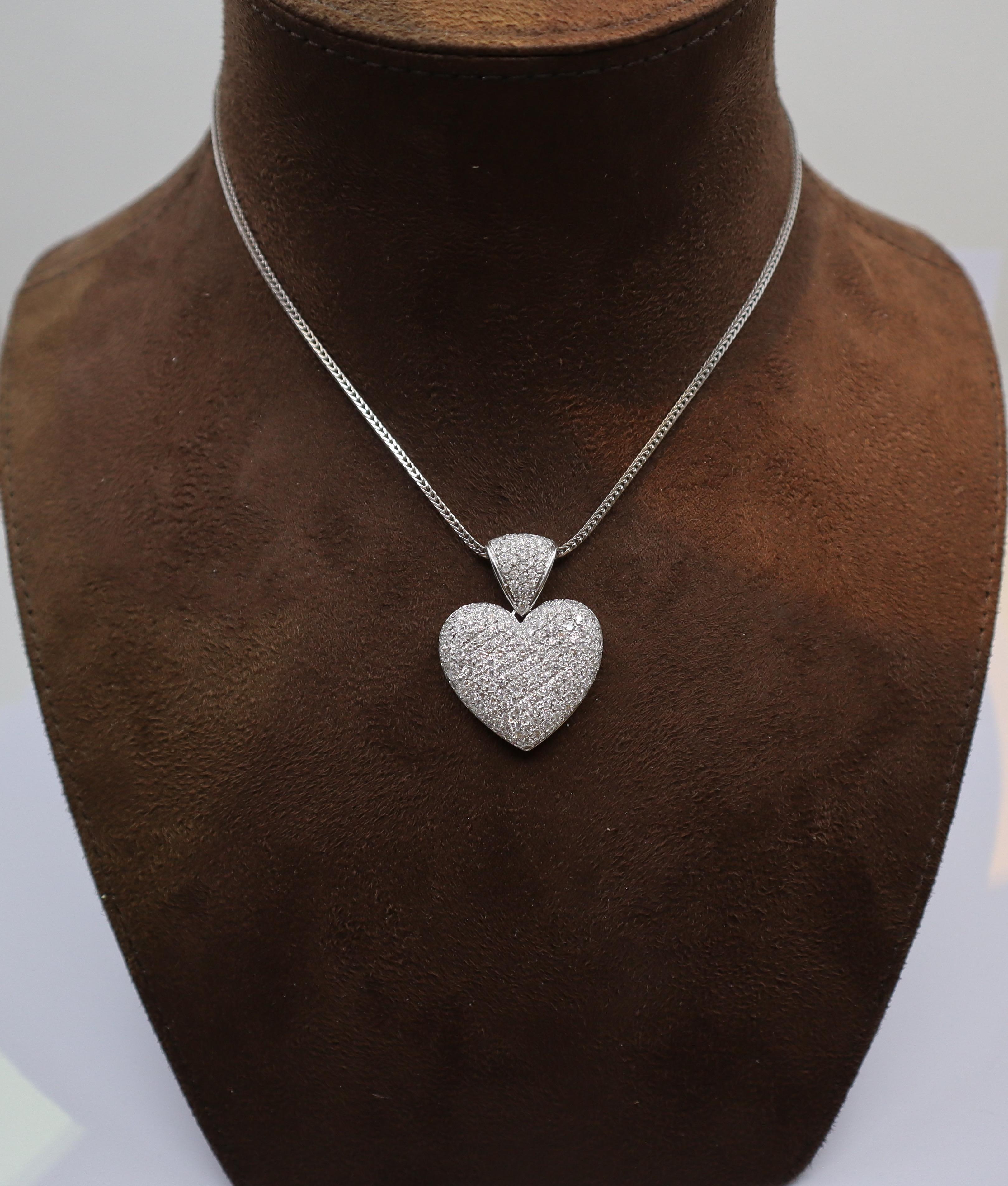 White gold heart necklace fully paved with round cut diamonds, for approximately 7 carats, and its white gold chain.
Heart pendent dimension : 4 x 3 cm 
Total length chain + pendant : 23 cm approximately. 
Modern work. 