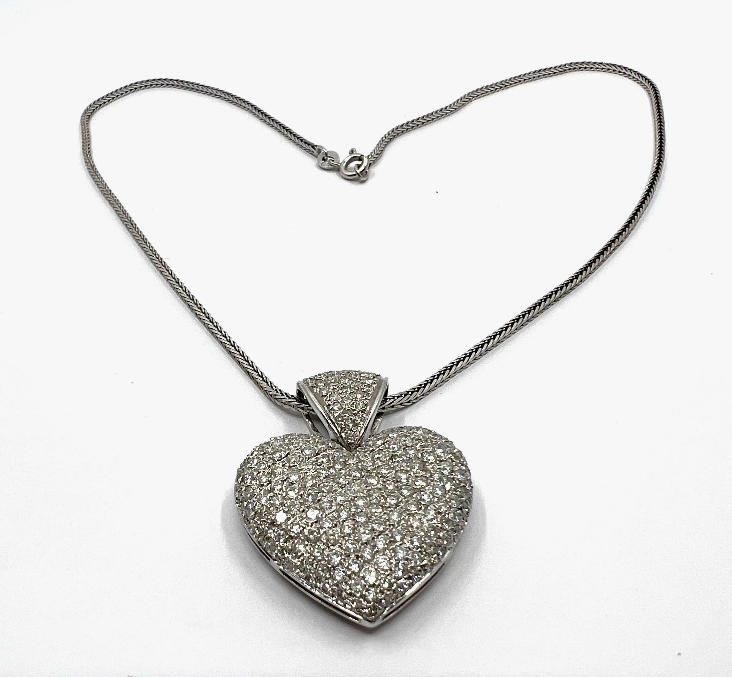Round Cut Heart Necklace in diamonds (Approx. 7 carats) and white Gold For Sale