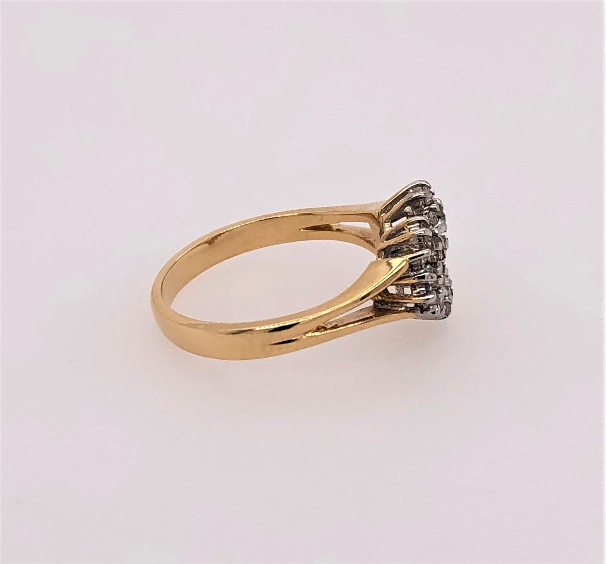 Rappelez-lui votre amour en lui offrant ce cœur ouvert recouvert de diamants en or jaune quatorze carats. Bague de taille 6-1/4, avec trente diamants ronds .005 en serti clos pour un poids total de .15 carats. Saisie par votre bijoutier. Dans un
