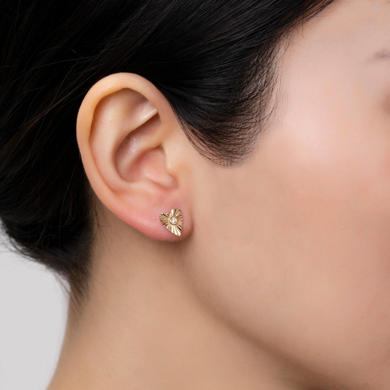 Diese schlichten und doch zeitlosen Ohrringe aus 14-karätigem Gelbgold sind mit funkelnden runden Diamanten besetzt, die einen Hauch von schlichter Eleganz vermitteln. Sie sind perfekt für den Alltag und verleihen jedem Look einen subtilen