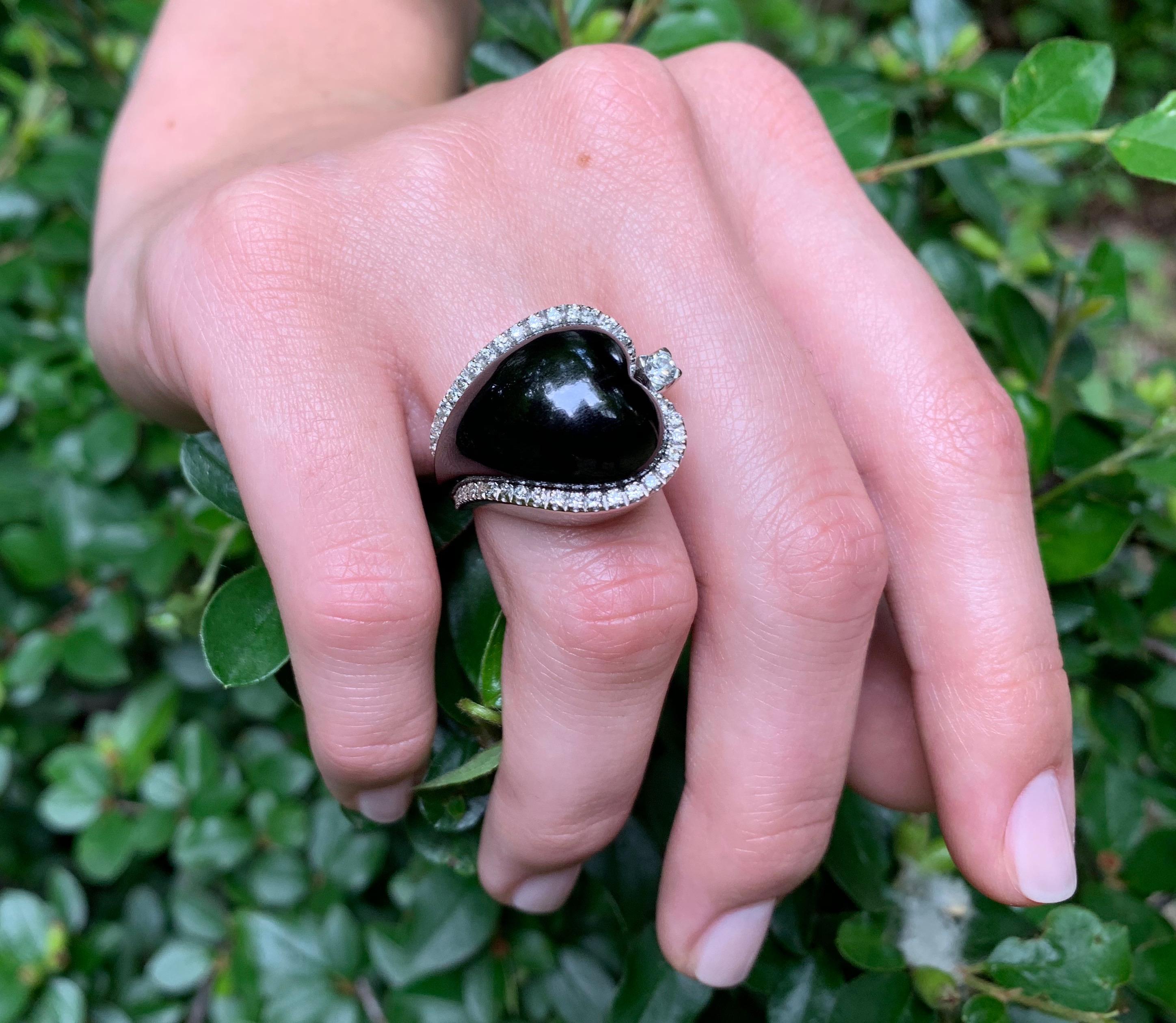 Retro Heart Onyx Cabochon Diamond White Gold Cocktail Ring In Excellent Condition In Munich, Bavaria