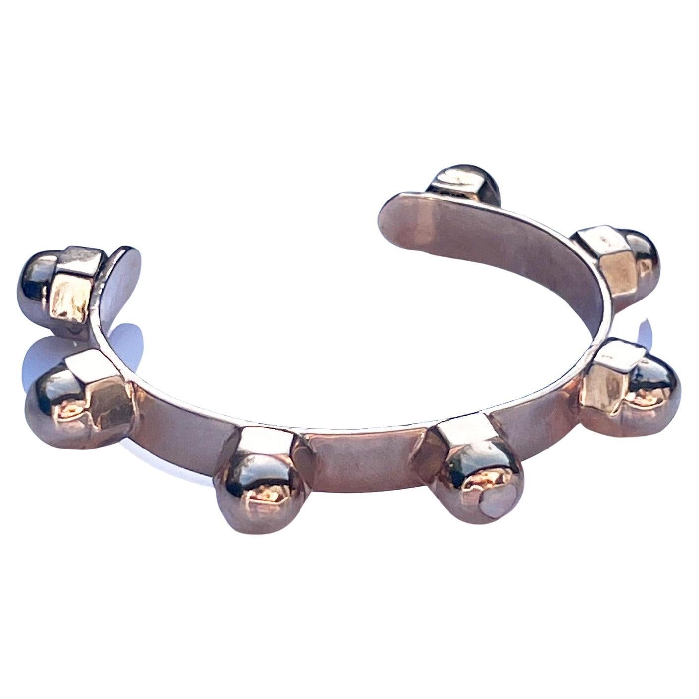 Taille cœur Bracelet manchette à clous Opale en forme de coeur Bronze J Dauphin en vente