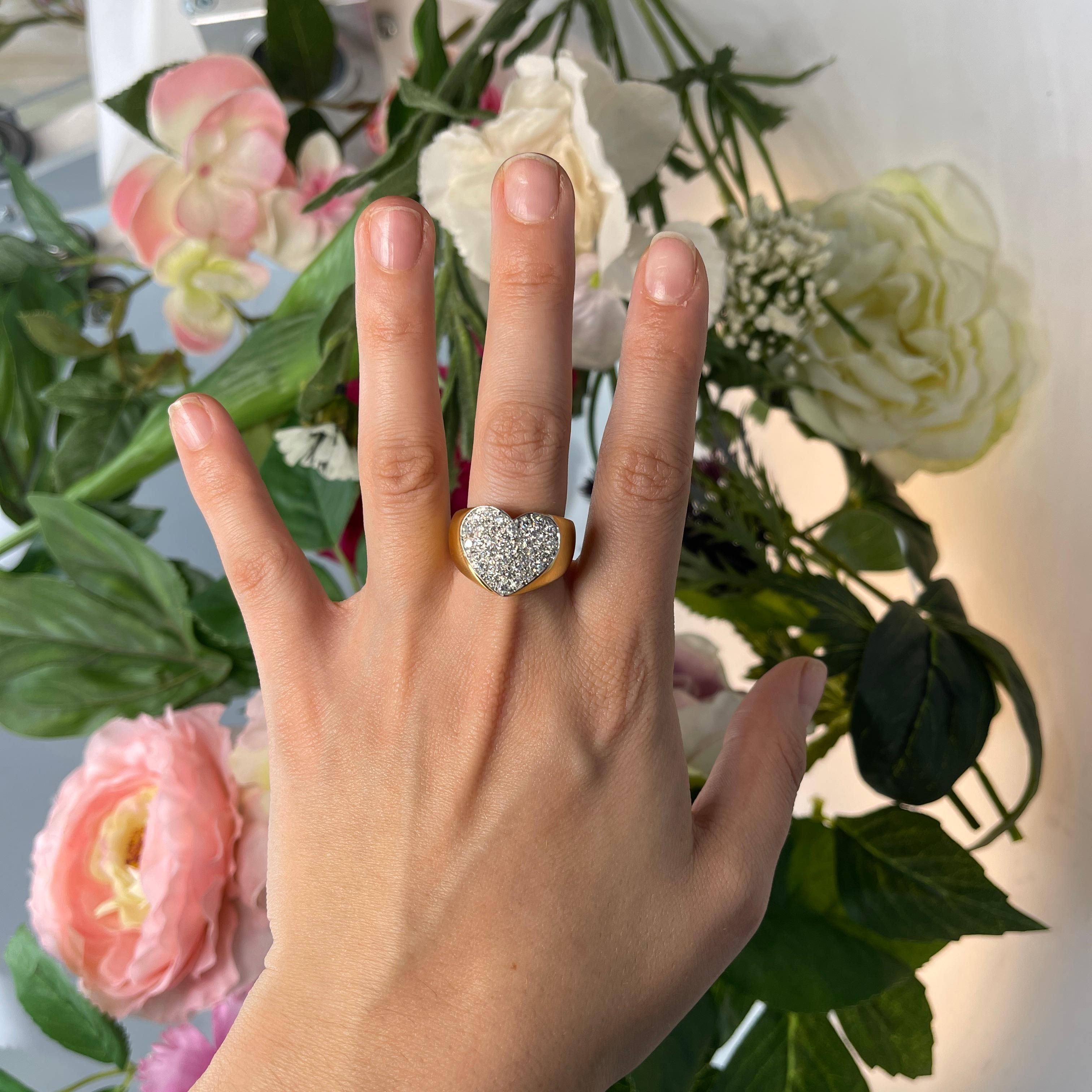 Heart Pavé White Diamond Vintage Band Ring, 1.10 Carats, Yellow Gold For Sale 1