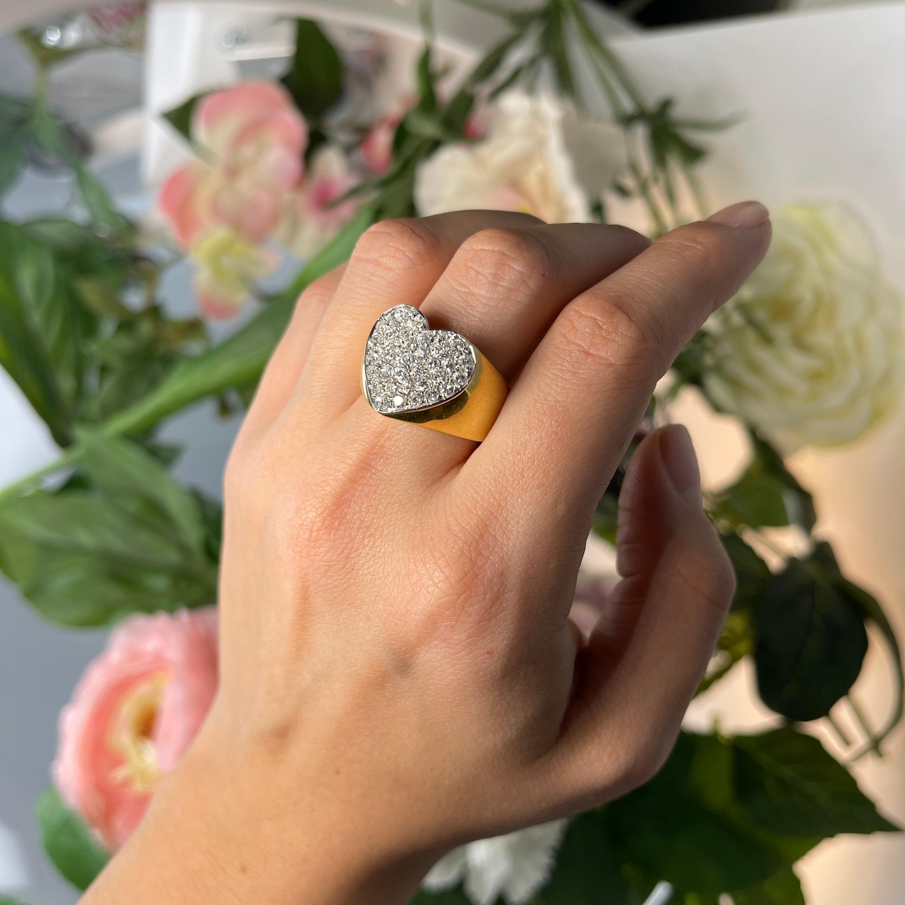 Heart Pavé White Diamond Vintage Band Ring, 1.10 Carats, Yellow Gold For Sale 2